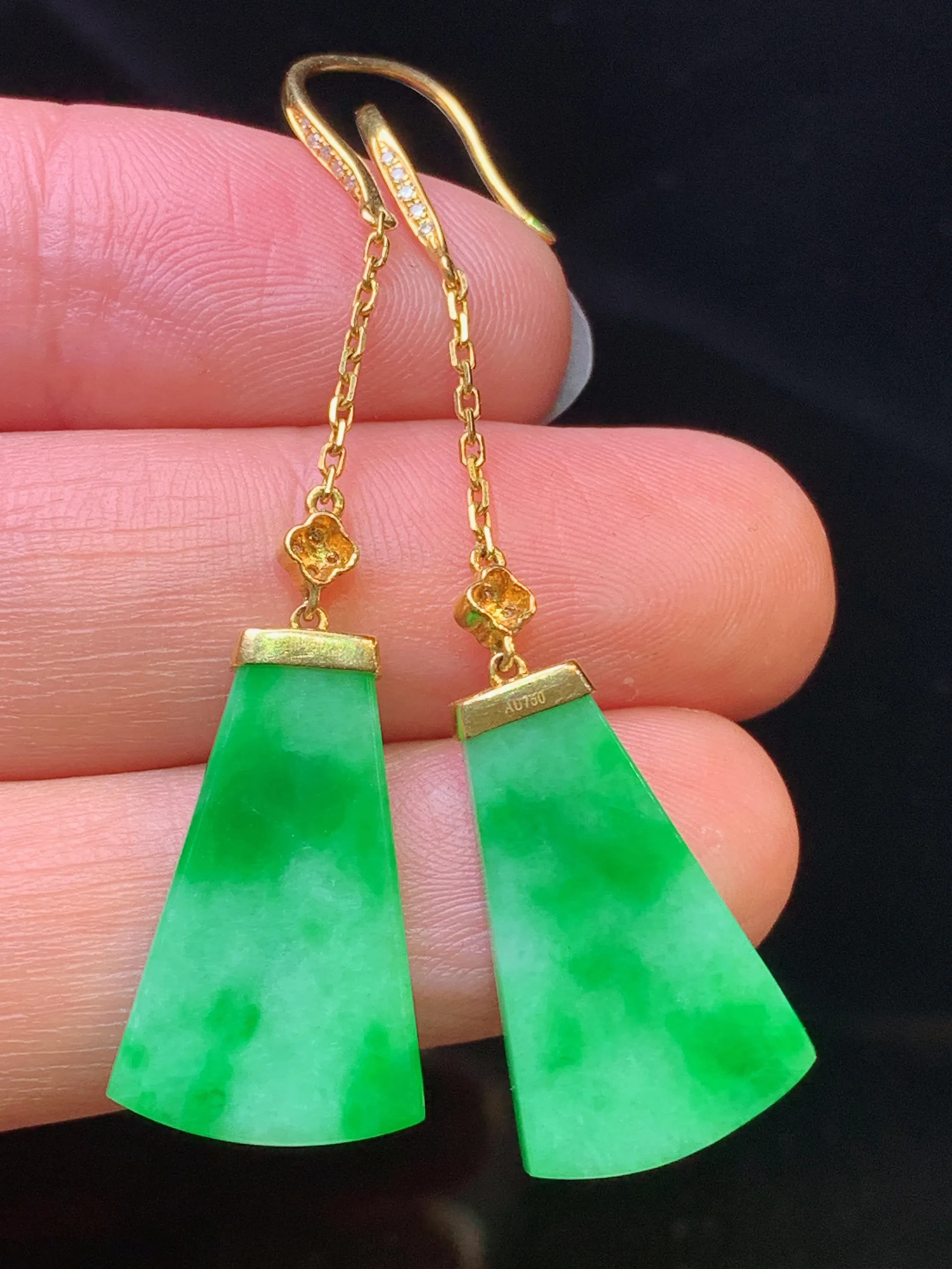 18k金钻镶嵌翠绿无事牌耳坠 玉质细腻 色泽清新艳丽 整体尺寸52.3*12.6*2.8