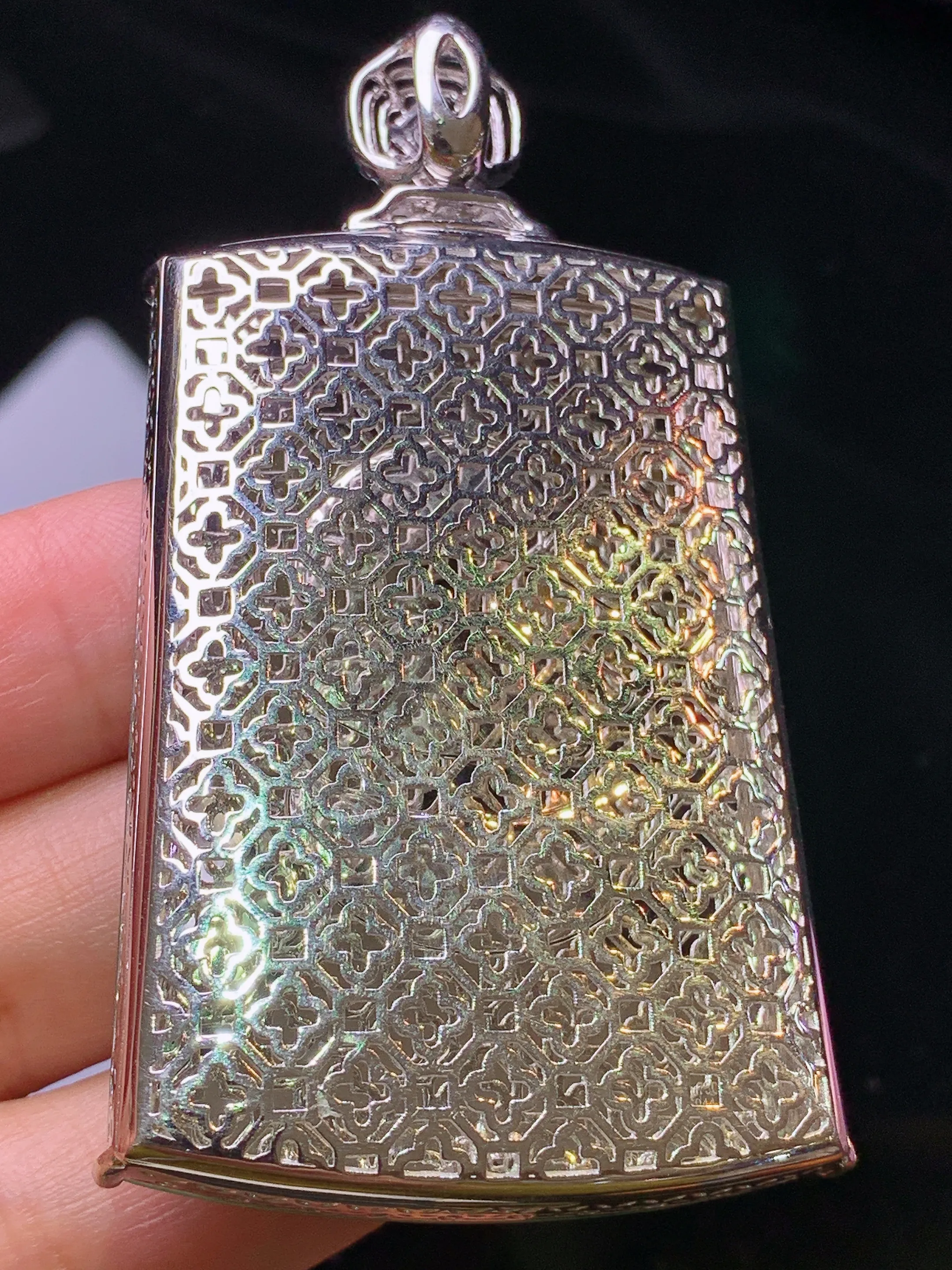 18k金镶嵌翠绿无事牌吊坠 玉质细腻 色泽清新艳丽 整体尺寸66.5*36.6*8.5