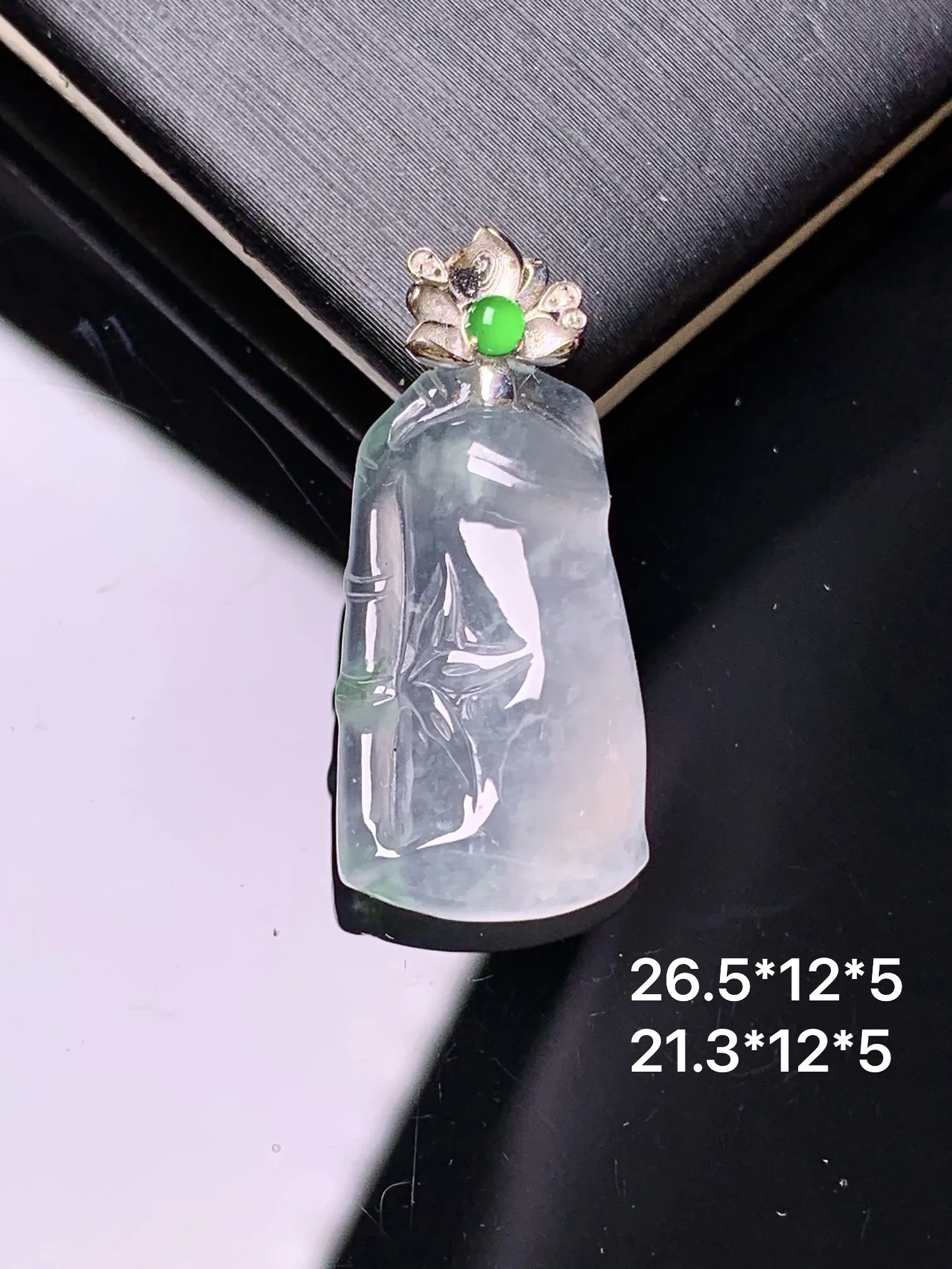 18k金钻镶嵌冰种节节高吊坠 玉质细腻 色泽清新艳丽 整体尺寸26.5*12*5