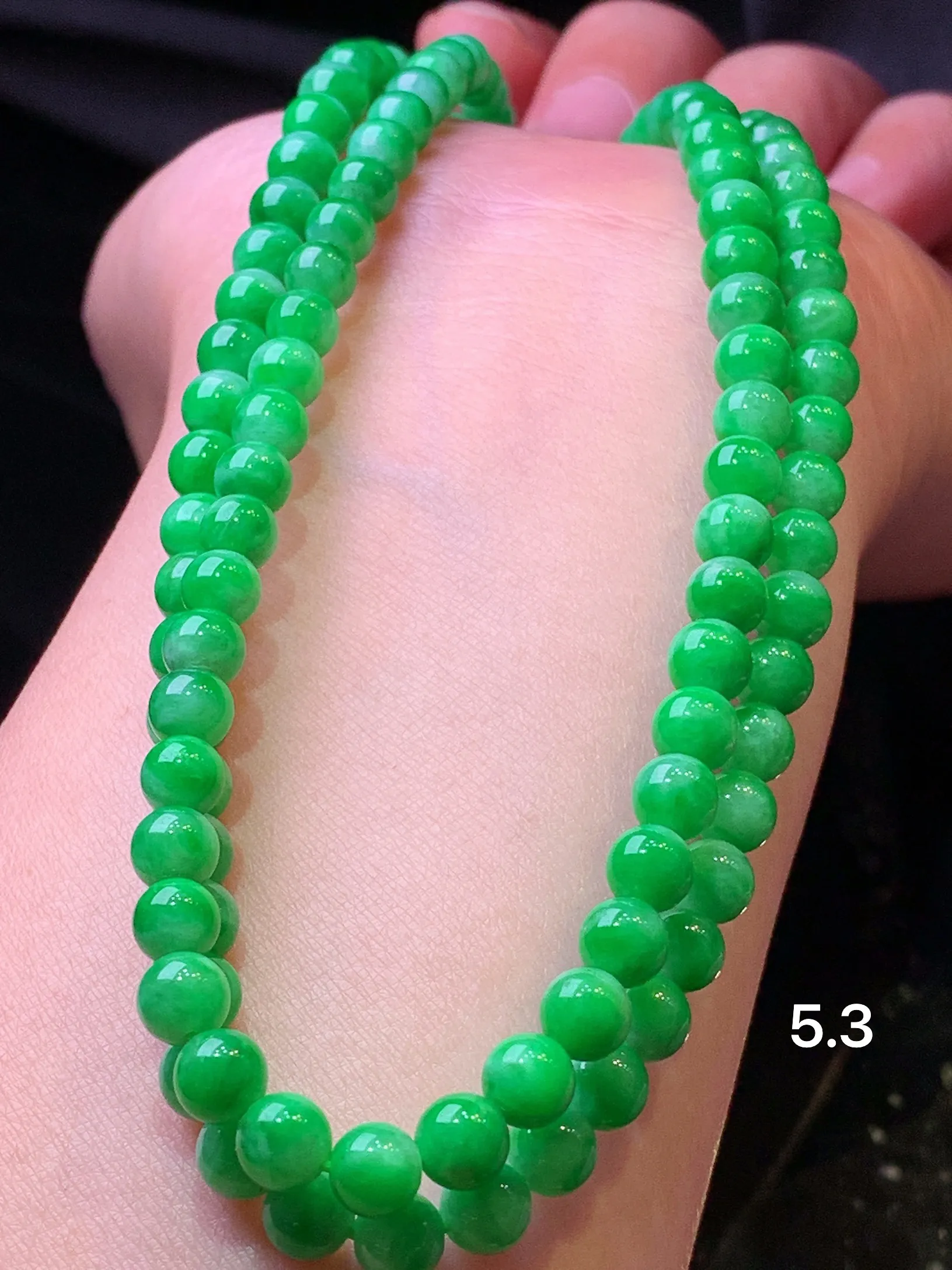 满绿圆珠项链 玉质细腻 色泽清新艳丽 整体尺寸5.3