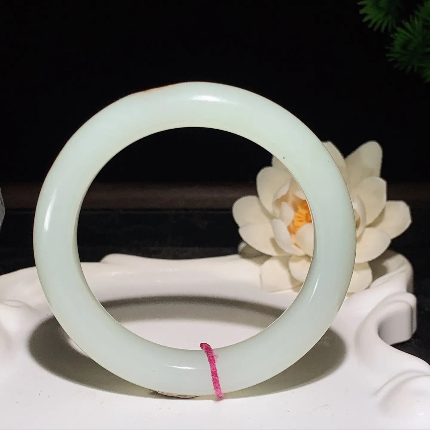 58圈口 新疆和田玉白玉手镯 58圈口条宽12厚10重66.5克。玉质细腻油润。手推出油。佩戴高端典雅。lt260129