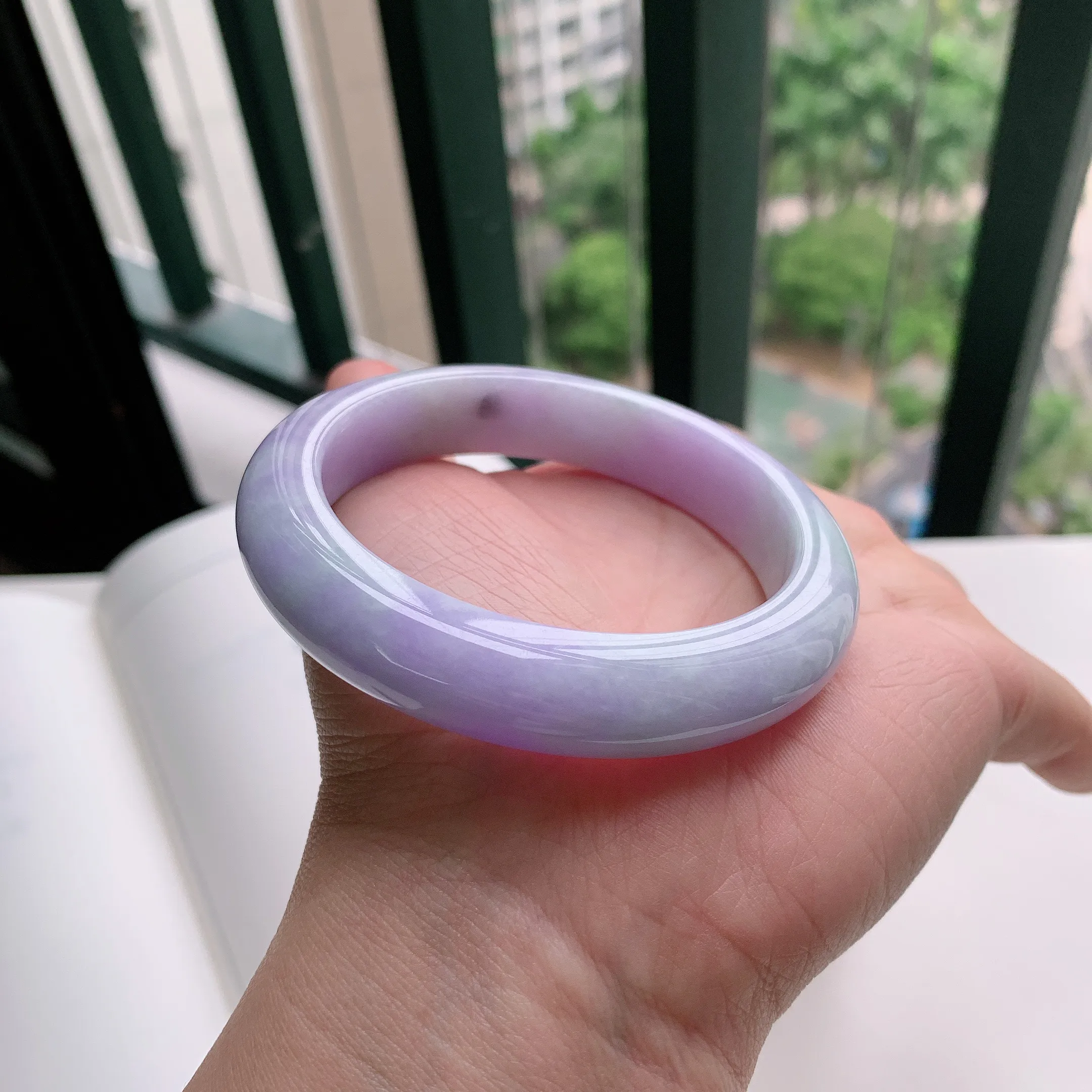 正圈57圈口，天然A货翡翠冰糯种水润飘绿玉手镯，水润秀丽，飘花灵动，种水十足，视觉甜美可人，恰到好处的美，十分高雅耐看，条形优美，上手优雅大方。65.35