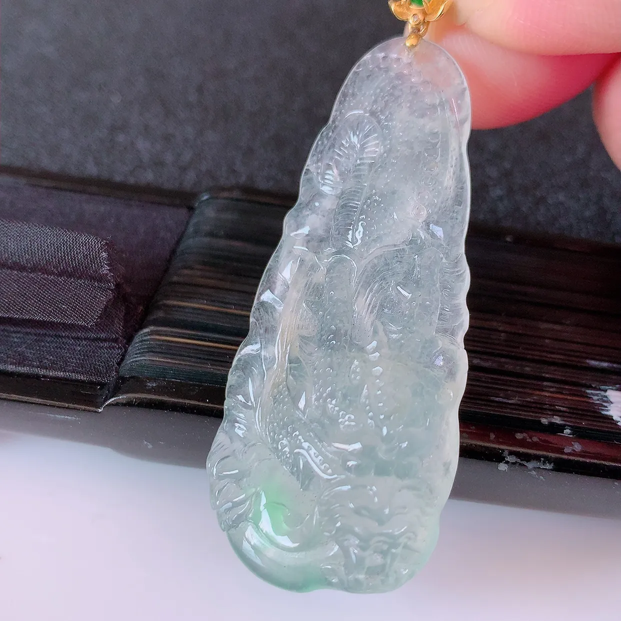 自然光实拍，18K金镶嵌冰种飘绿翡翠龙牌吊坠，龙行天下，雕工立体精湛，翡翠龙牌，种老水足，配戴霸气时尚，值得收藏!#1.25整体56裸石48.8*21*7.5