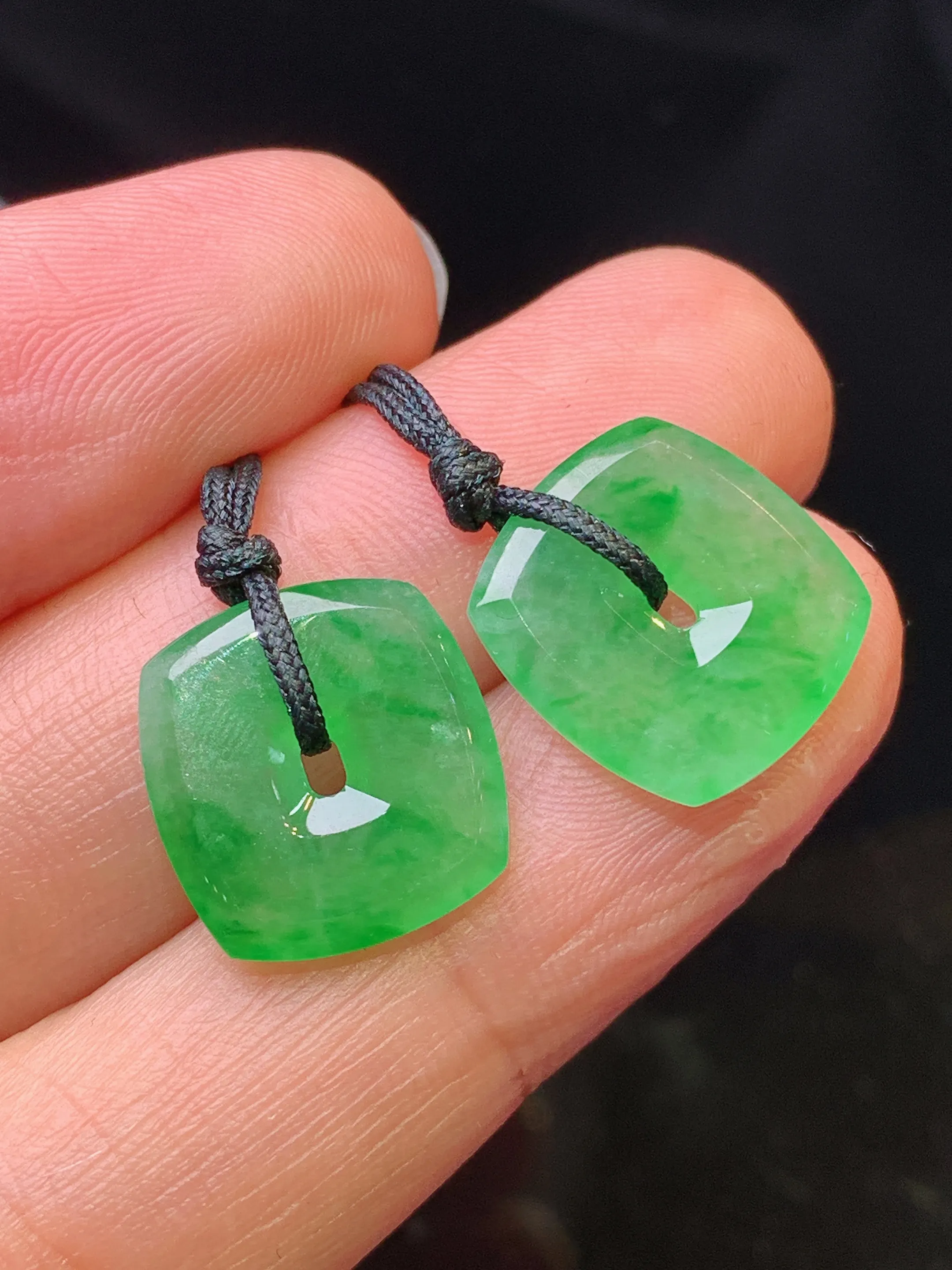 翠绿平安扣一对 玉质细腻 色泽清新艳丽 整体尺寸13.8*13*2.5