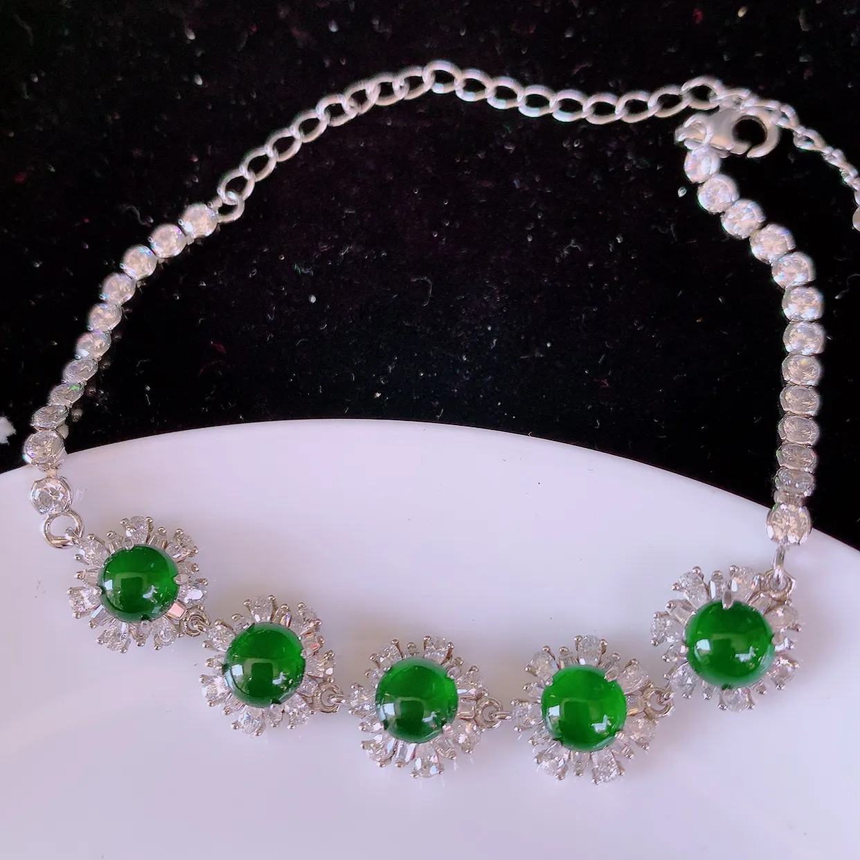 冰透满绿翡翠925银镶嵌手链，自然光实拍，翠色灵动，颜色漂亮，种老水足，品相佳，佩戴佳品！#97.25取一整体13/9.5/5裸石5.2*5.2