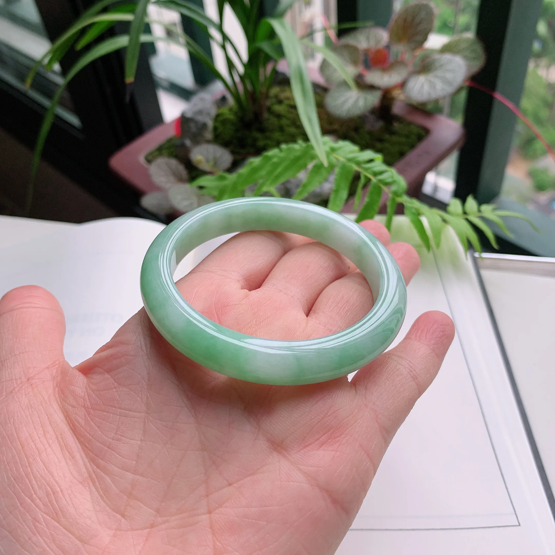 正圈54圈口，天然A货翡翠冰糯种水润飘绿玉手镯，水润秀丽，飘花灵动，种水十足，视觉甜美可人，恰到好处的美，十分高雅耐看，条形优美，上手优雅大方。43.74