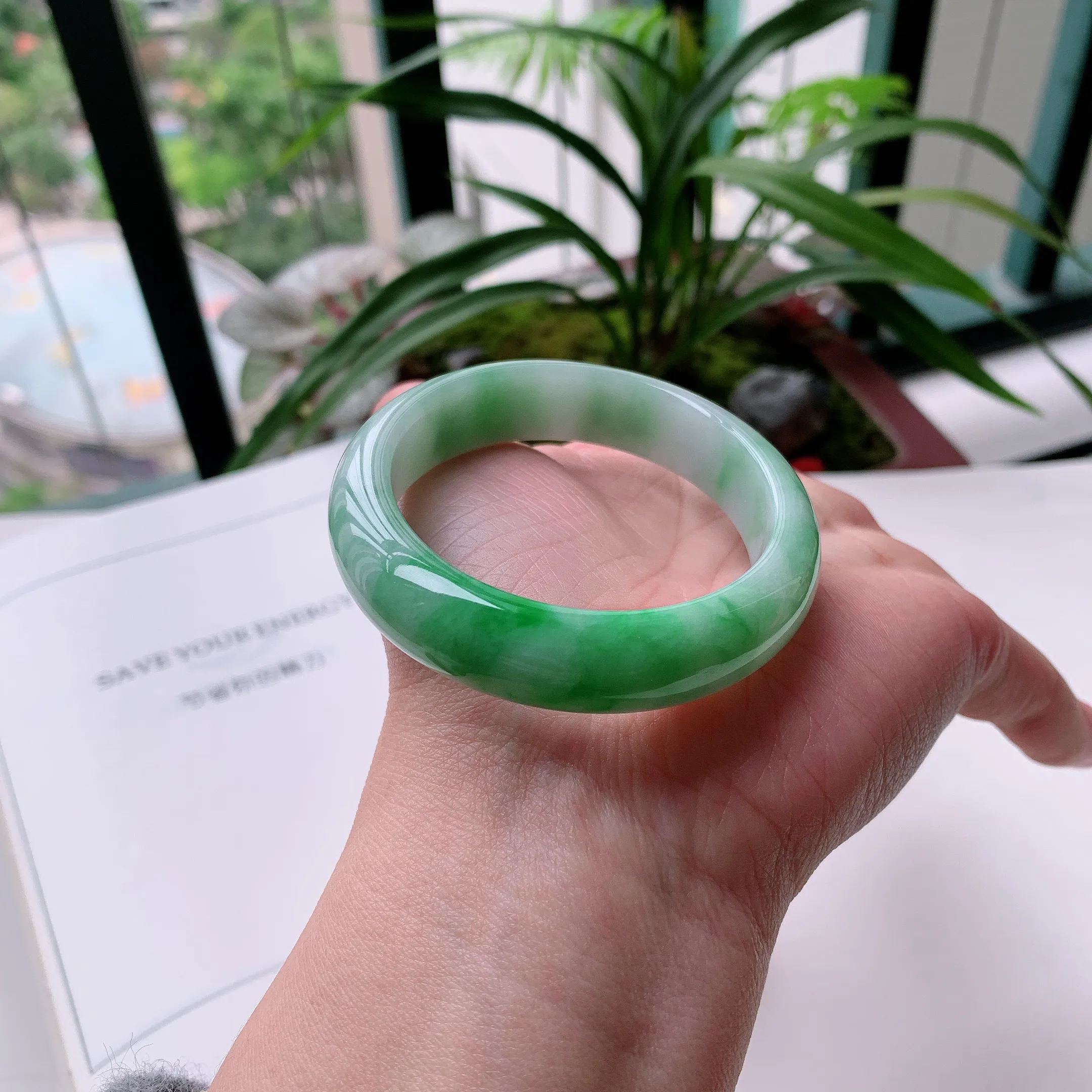 贵妃56圈口，天然A货翡翠冰糯种水润飘绿玉手镯，水润秀丽，飘花灵动，种水十足，视觉甜美可人，恰到好处的美，十分高雅耐看，条形优美，上手优雅大方。48.70