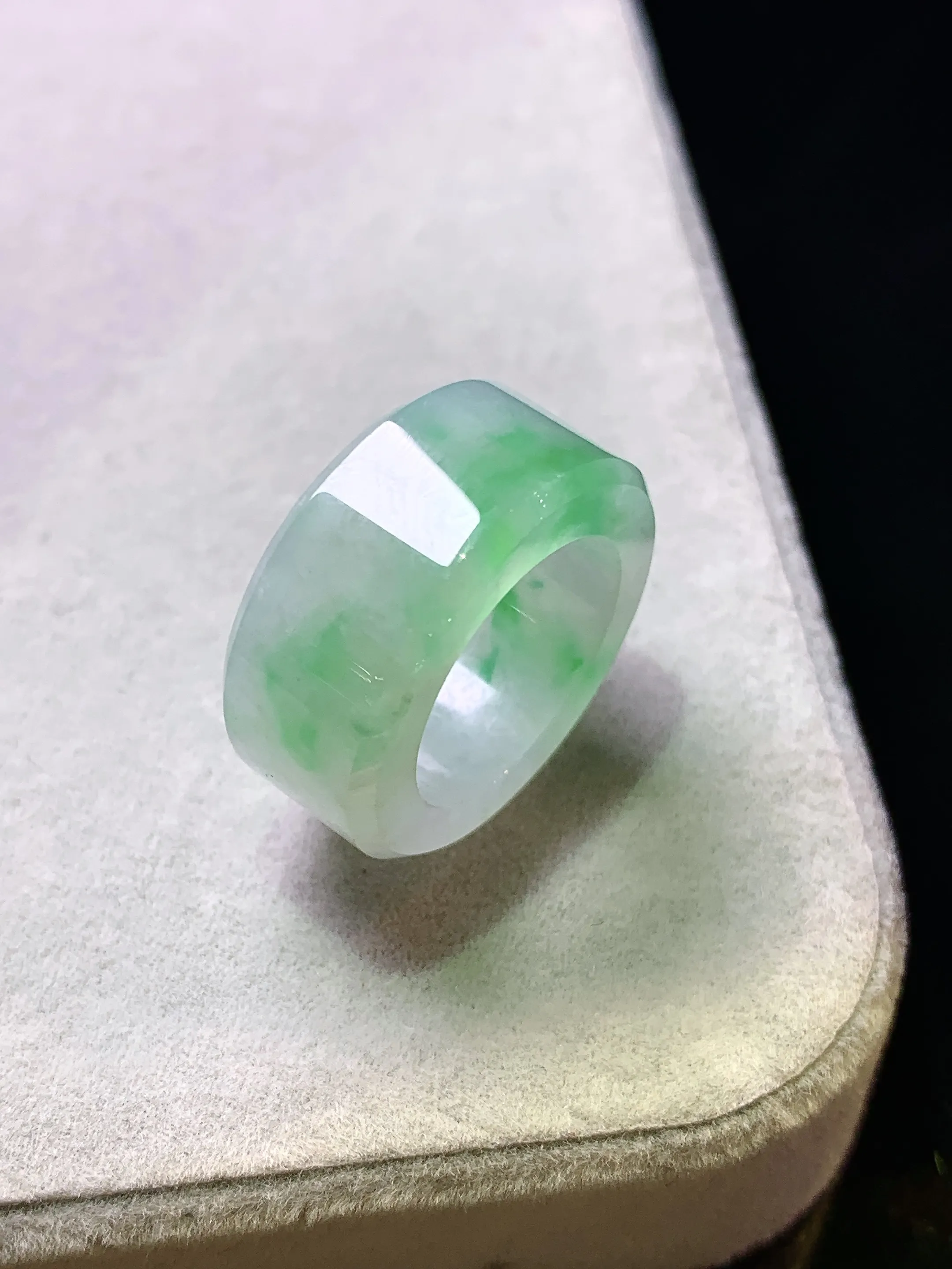 飘绿路路通吊坠 玉质细腻 色泽清新艳丽 整体尺寸19.7*8.3