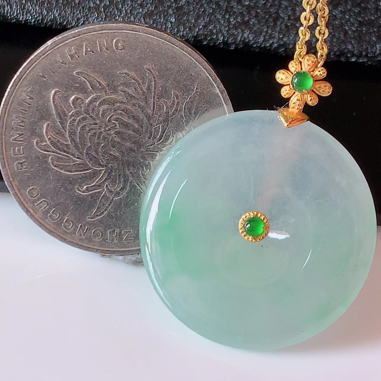 18K金镶嵌冰种飘绿翡翠平安扣吊坠，平安是福；翠色灵动，很美的料子，平安扣佩戴优雅迷人！#41.25整体30.5-24-5.2裸石24-24