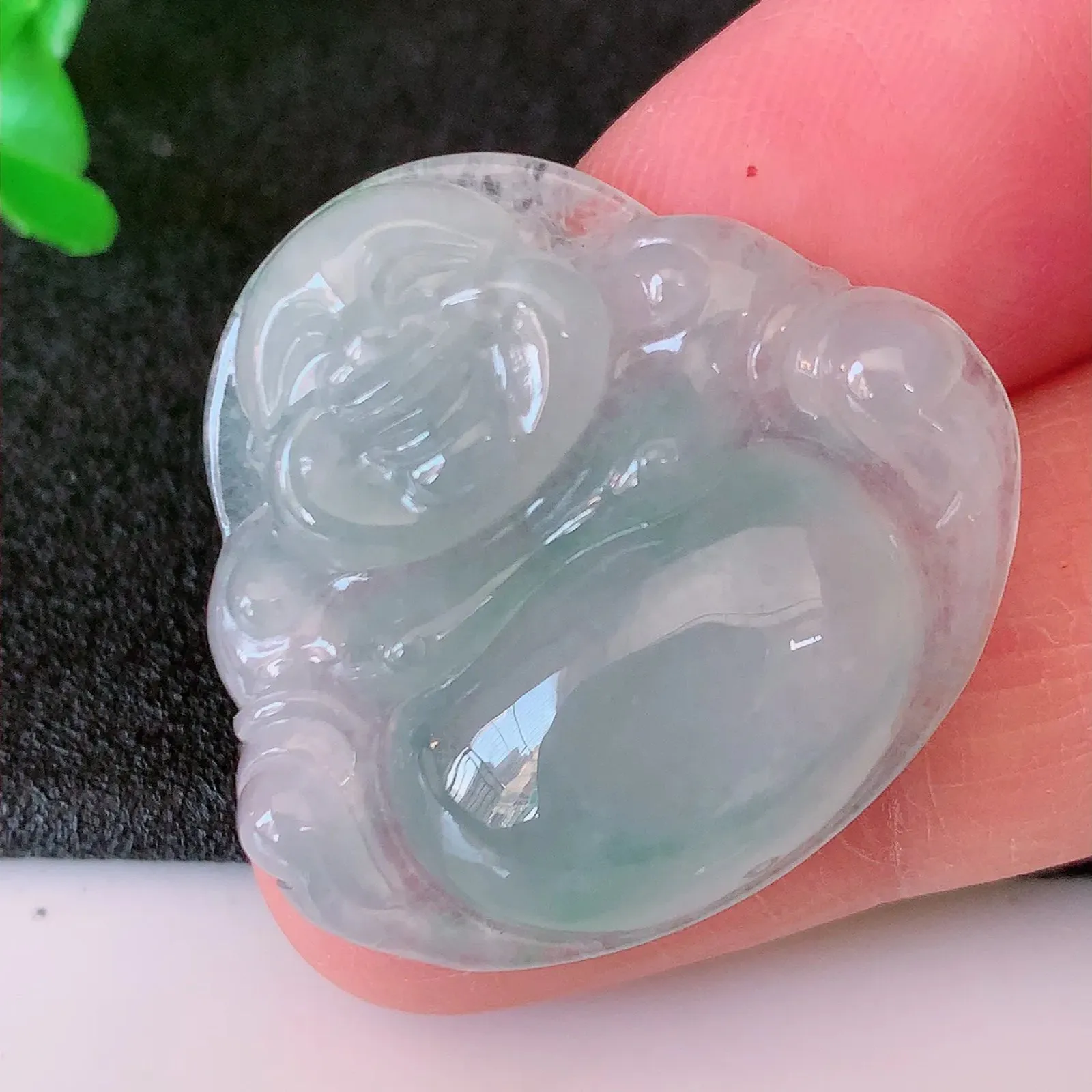 自然光实拍，冰种飘花翡翠佛公吊坠，翠色灵动，佩戴效果时尚出众，尽显气质，玉质细腻，美感十足。#01.25