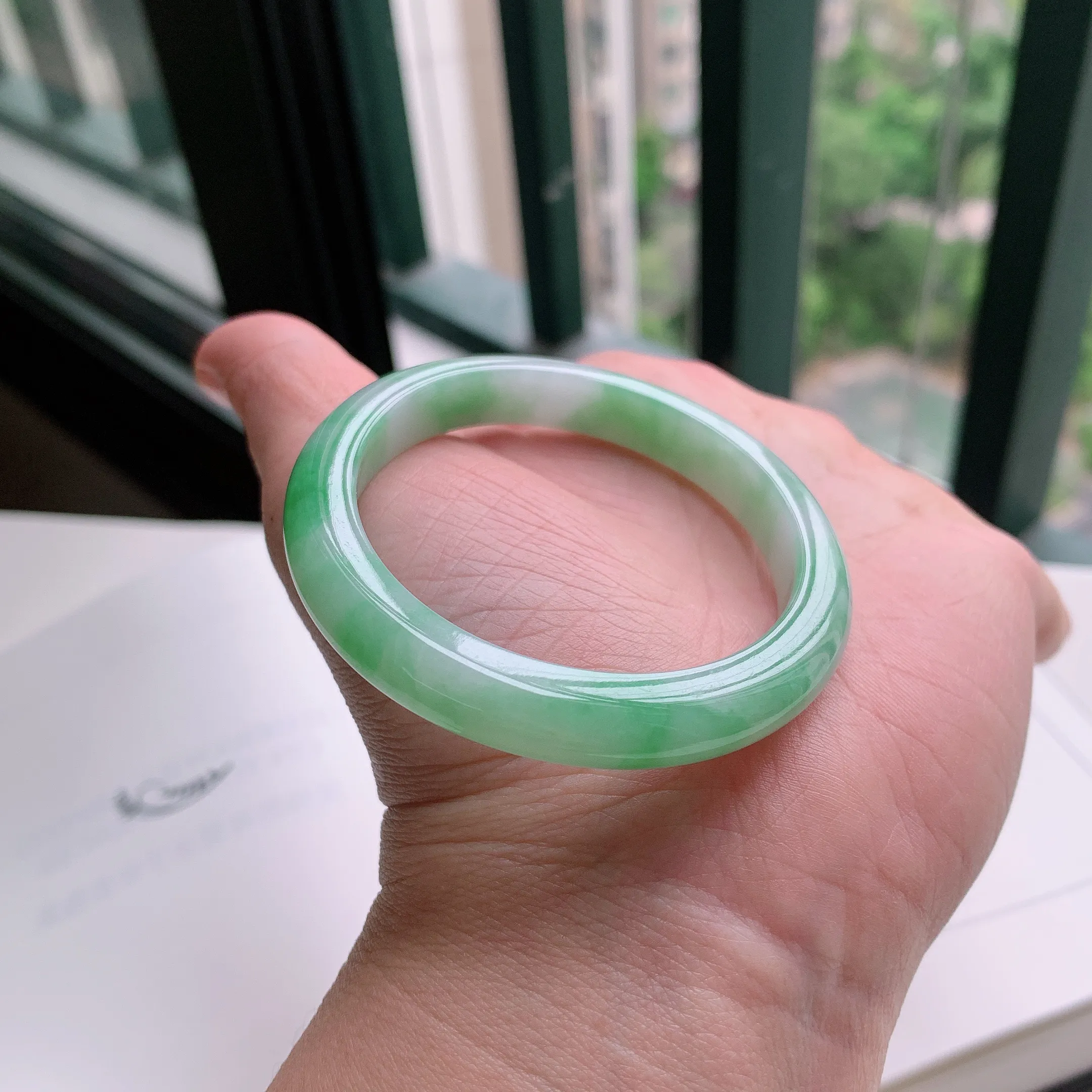 贵妃56圈口，天然A货翡翠冰糯种水润飘绿玉手镯，水润秀丽，飘花灵动，种水十足，视觉甜美可人，恰到好处的美，十分高雅耐看，条形优美，上手优雅大方。31.01