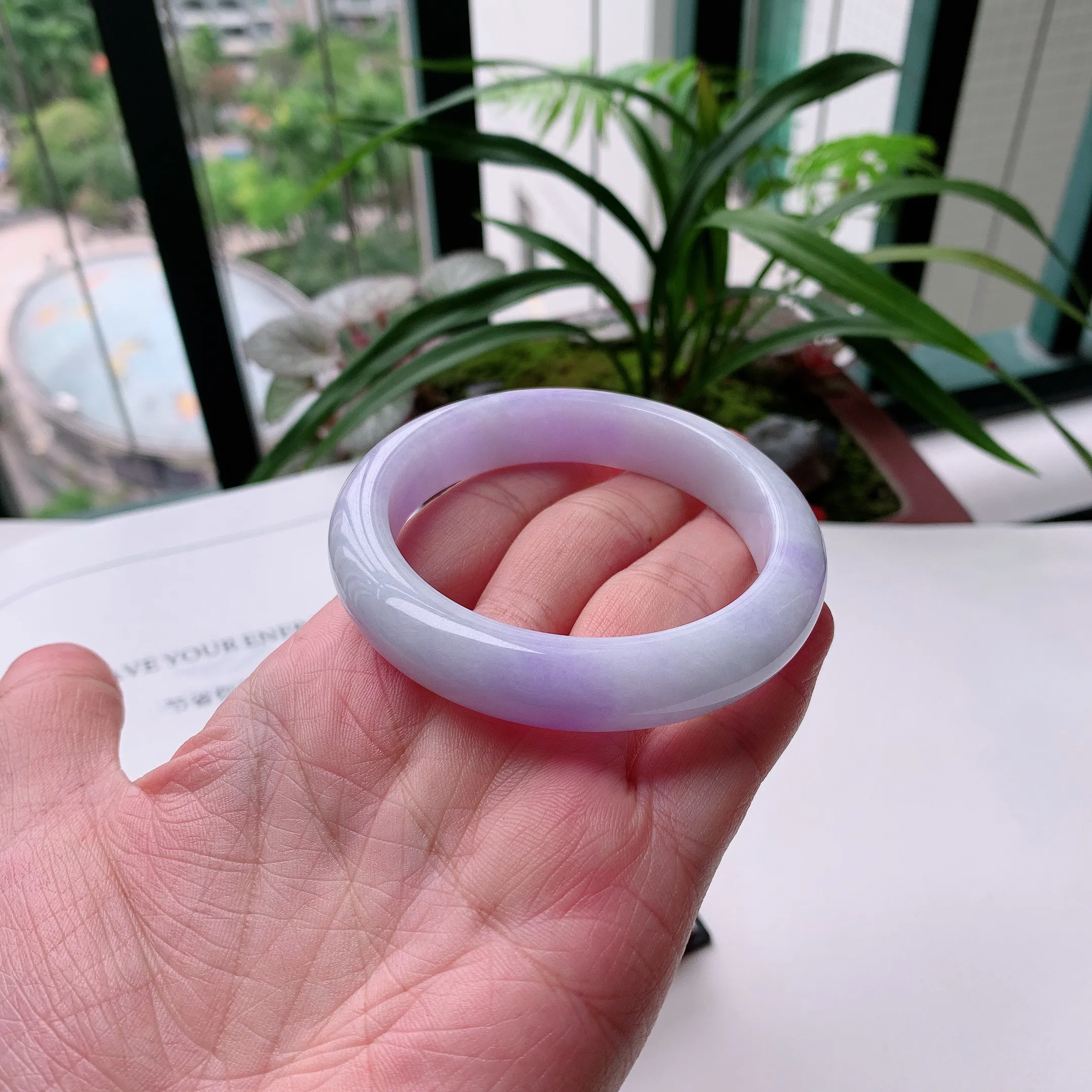 正圈55圈口，天然A货翡翠冰糯种水润飘绿玉手镯，水润秀丽，飘花灵动，种水十足，视觉甜美可人，恰到好处的美，十分高雅耐看，条形优美，上手优雅大方。59.97