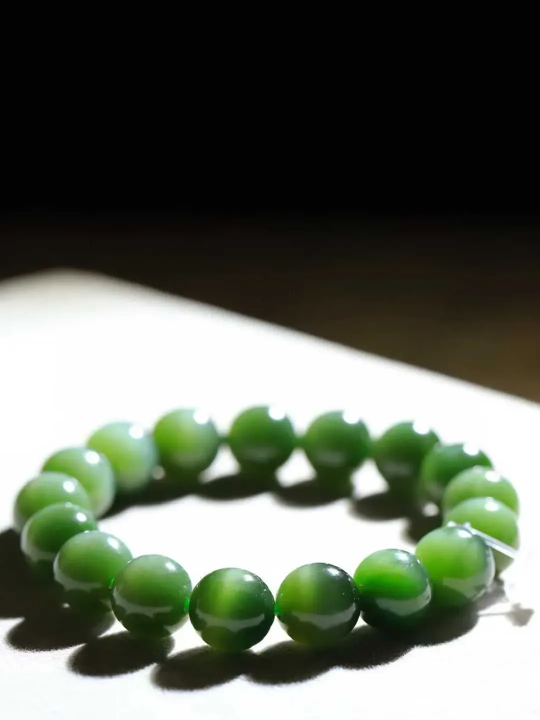 （猫眼手串）

精品和田玉碧玉猫眼圆珠手串 质地温润灵动 猫眼儿般的光中，有波光潋滟，也有梦幻清韵。行走于市井的喧嚣，相顾不言，便得清欢。重43.5克 尺寸取一12mmFDA-23192452