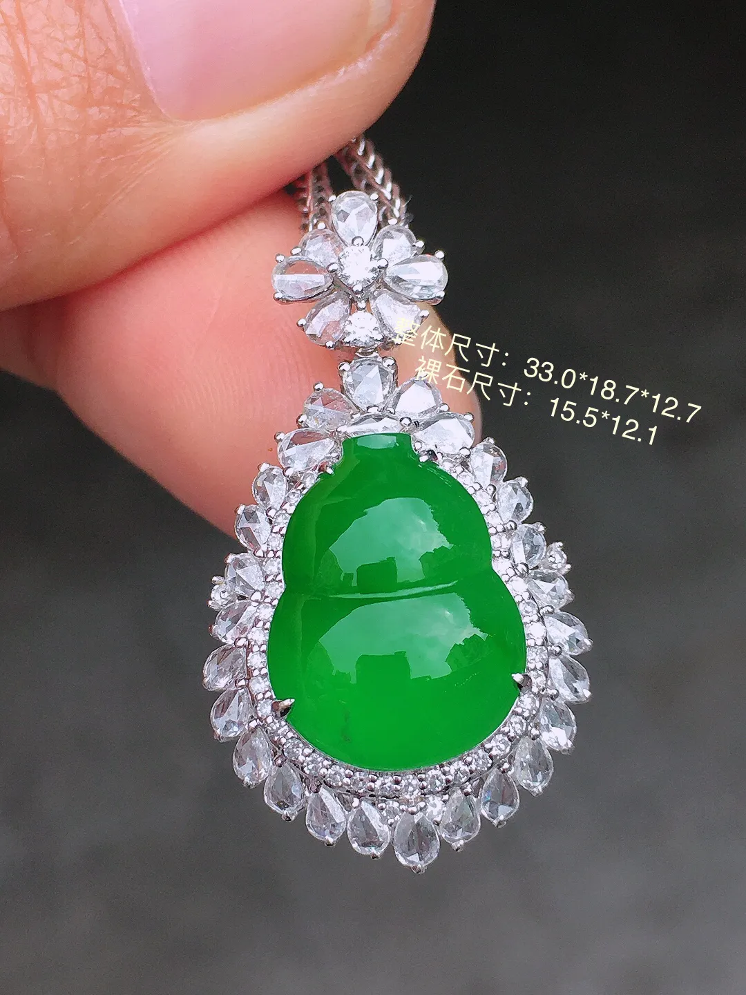 辣绿葫芦吊坠，色泽均匀艳丽，玉质细腻，荧光感超
强，饱满圆润，尽显优雅气质，18k
金豪华镶嵌