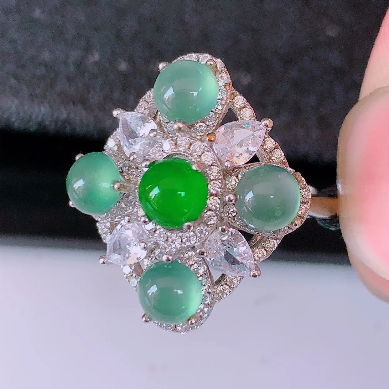 冰透满绿翡翠925银镶嵌戒指，自然光实拍，翠色灵动，颜色漂亮，种老水足，品相佳，佩戴佳品！#97.25（圈口可调大小）整体25.5-16.8-7.6裸石4.2*4.2