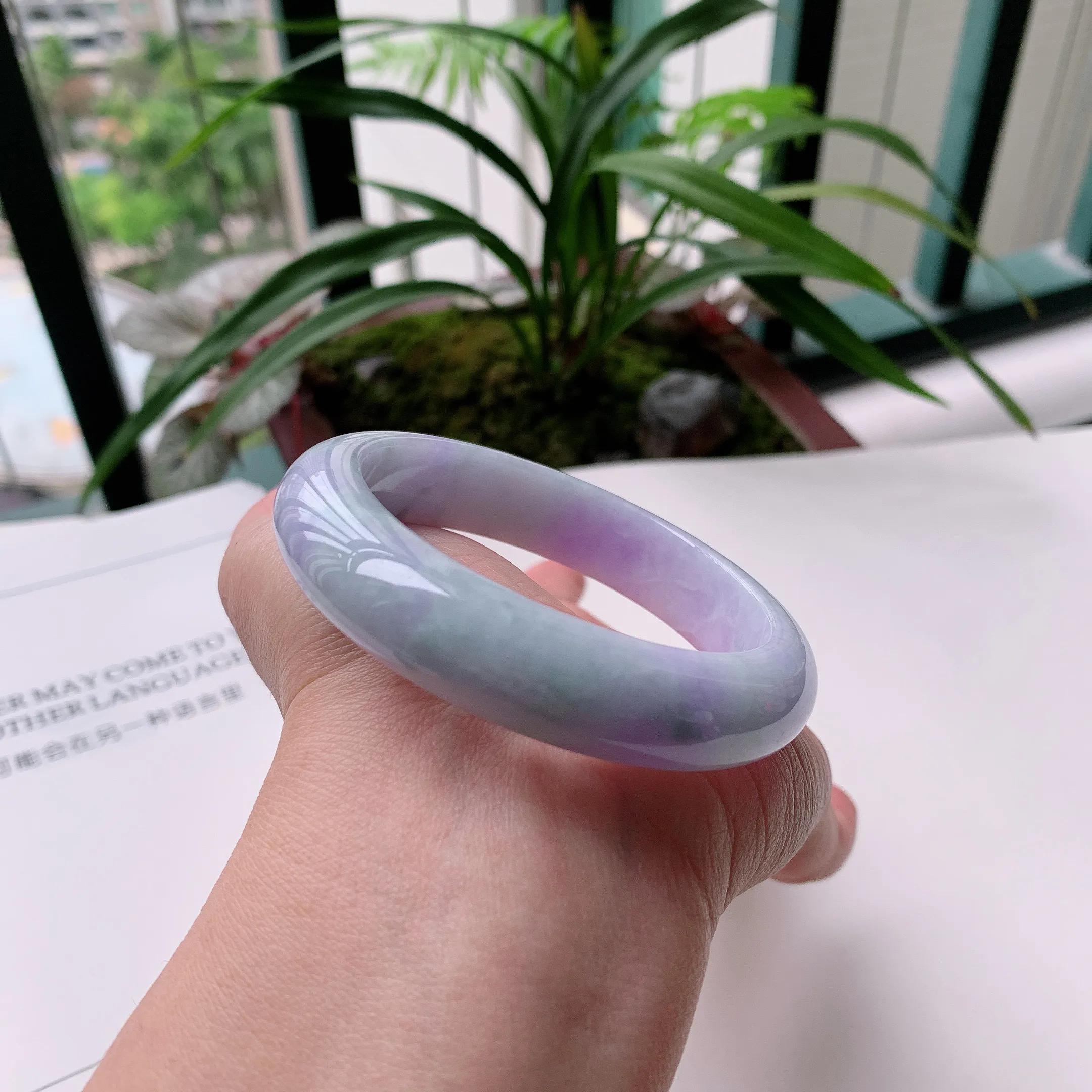 正圈55圈口，天然A货翡翠冰糯种水润飘绿玉手镯，水润秀丽，飘花灵动，种水十足，视觉甜美可人，恰到好处的美，十分高雅耐看，条形优美，上手优雅大方。62.50