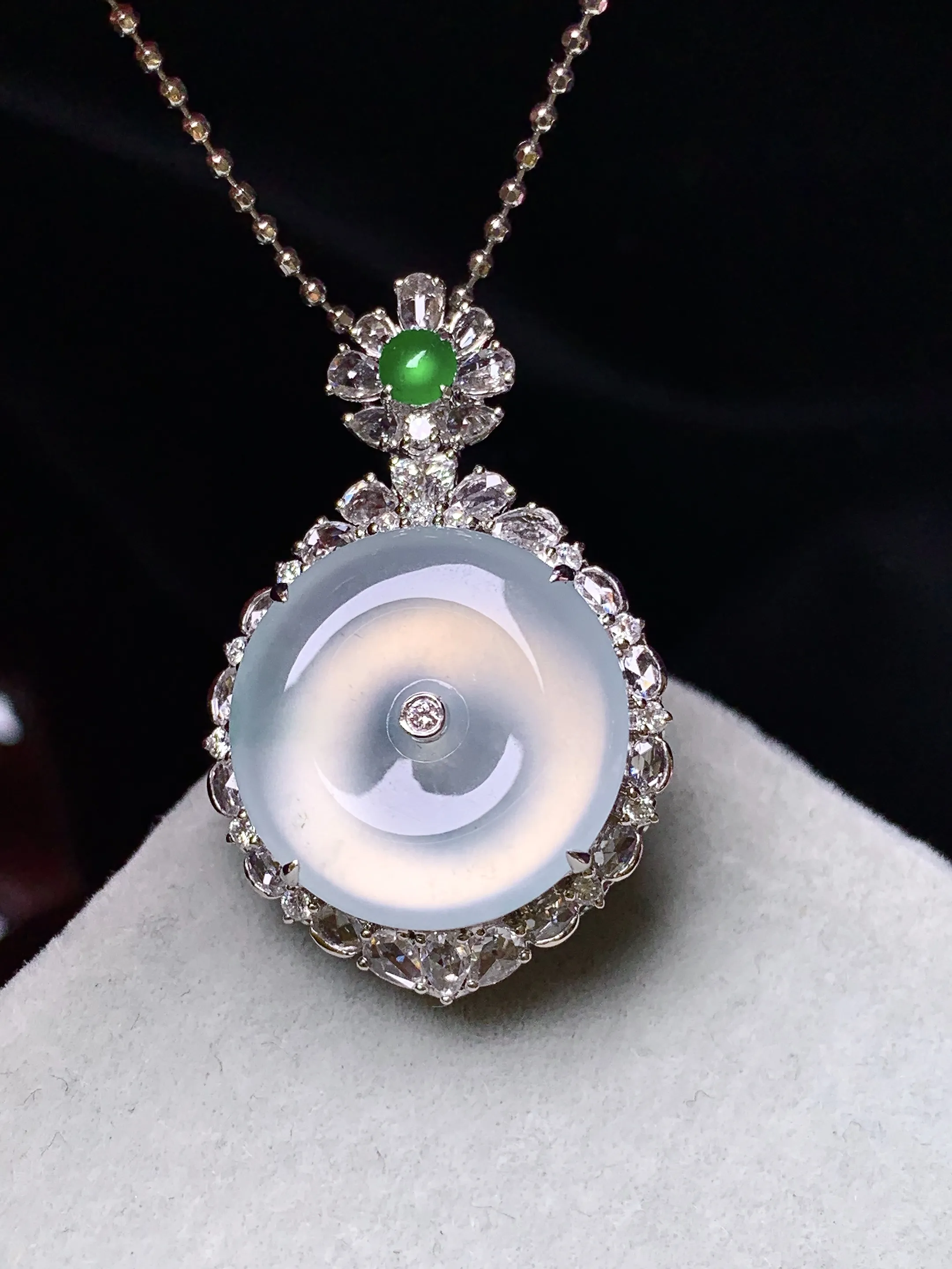 18k金钻镶嵌玻璃种平安扣吊坠 玉质细腻 色泽清新艳丽 整体尺寸29.7*19*9.7