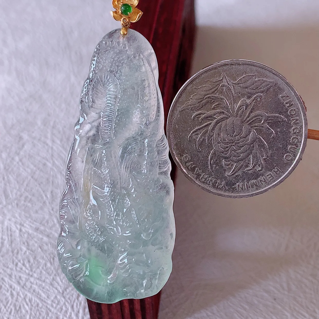 自然光实拍，18K金镶嵌冰种飘绿翡翠龙牌吊坠，龙行天下，雕工立体精湛，翡翠龙牌，种老水足，配戴霸气时尚，值得收藏!#1.25整体56裸石48.8*21*7.5