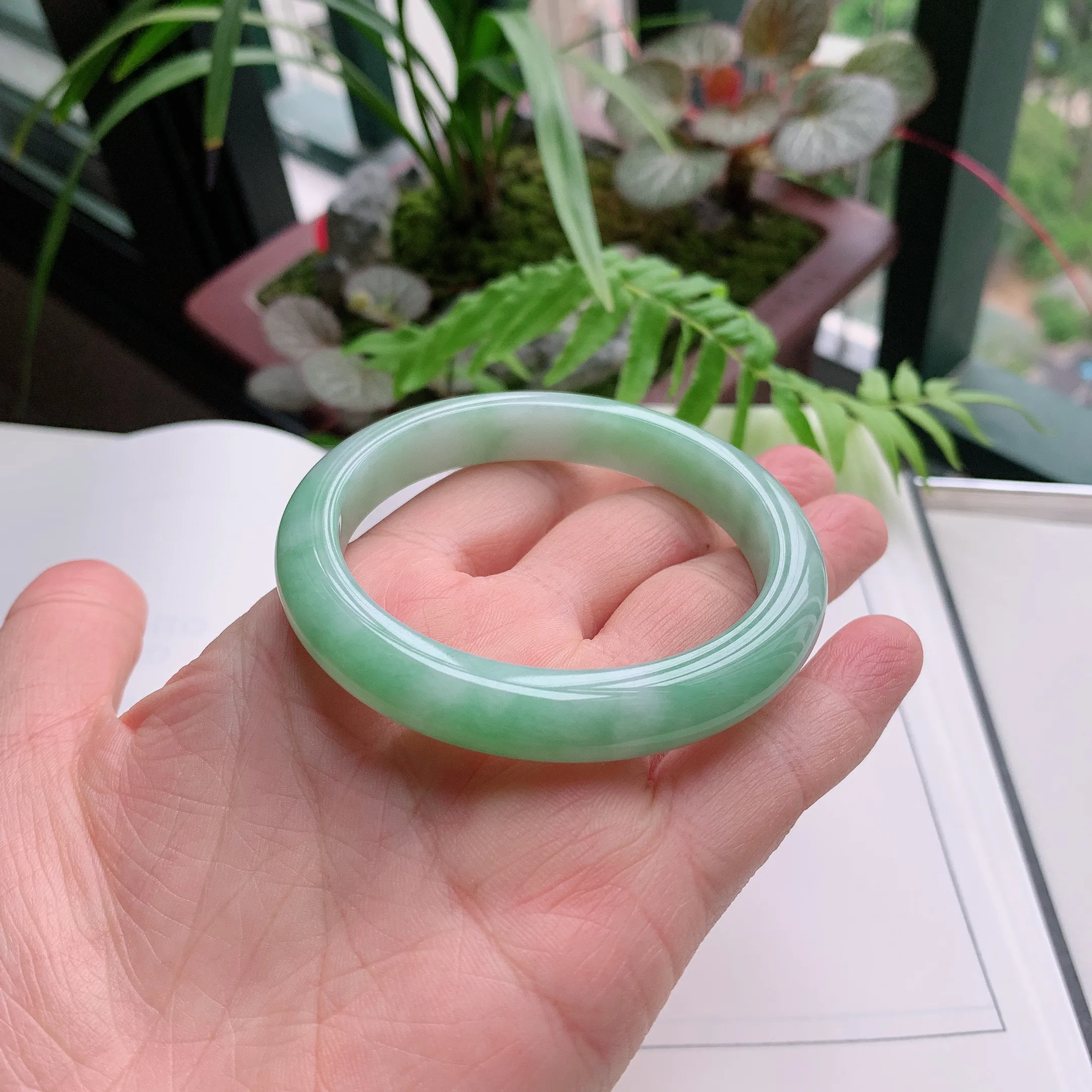 正圈54圈口，天然A货翡翠冰糯种水润飘绿玉手镯，水润秀丽，飘花灵动，种水十足，视觉甜美可人，恰到好处的美，十分高雅耐看，条形优美，上手优雅大方。43.74