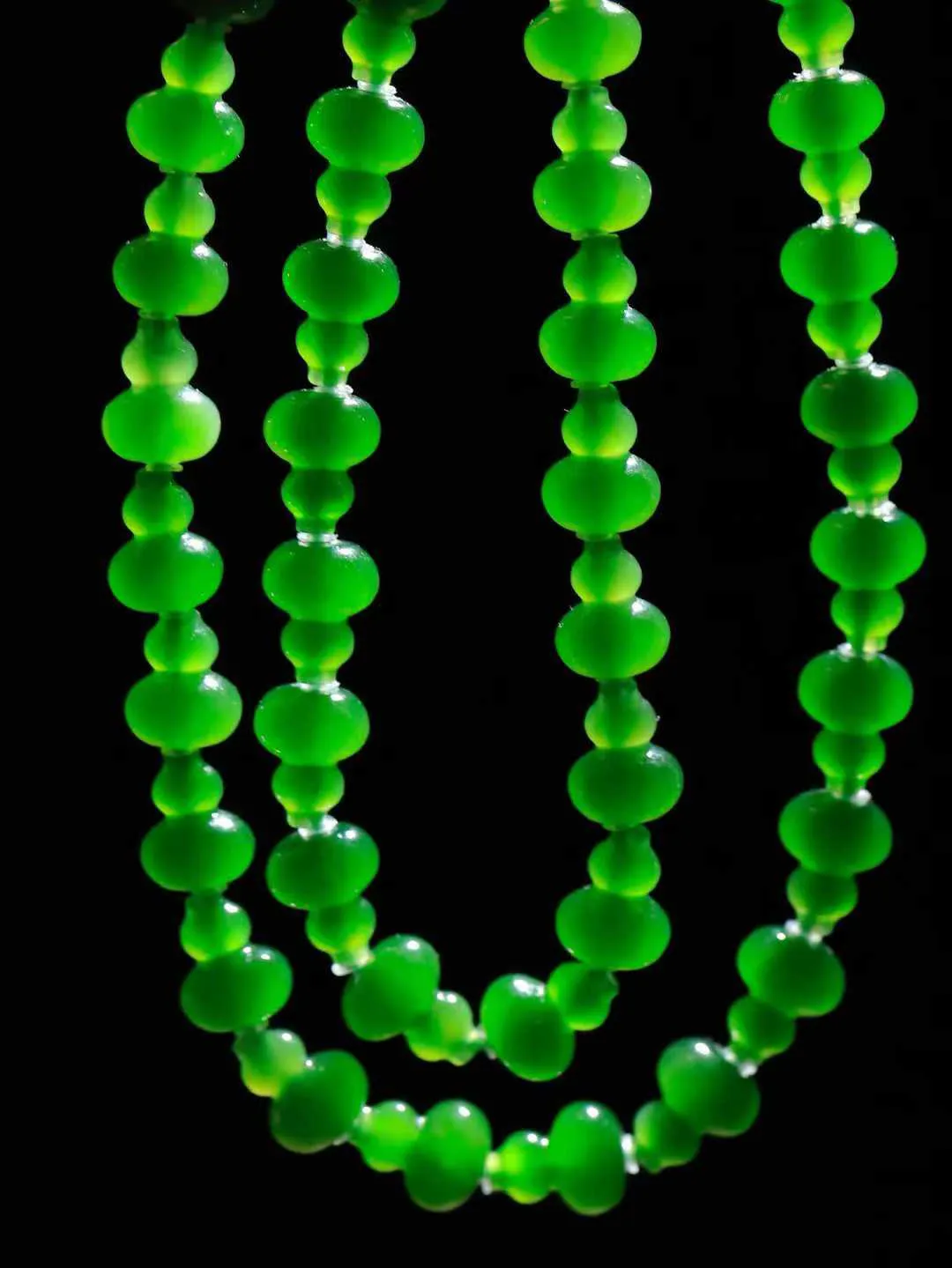 【福禄.挂链】

精品和田玉碧玉葫芦挂链，玉质细腻油润，造型饱满圆润，手感上佳。精工雕刻，葫芦取其谐音福禄，寓意子孙万代，葫芦通“福禄”，祈福平安，福禄齐康，静心洗凡尘。尺寸取一9.7-8mm 重35.8克 23102469A