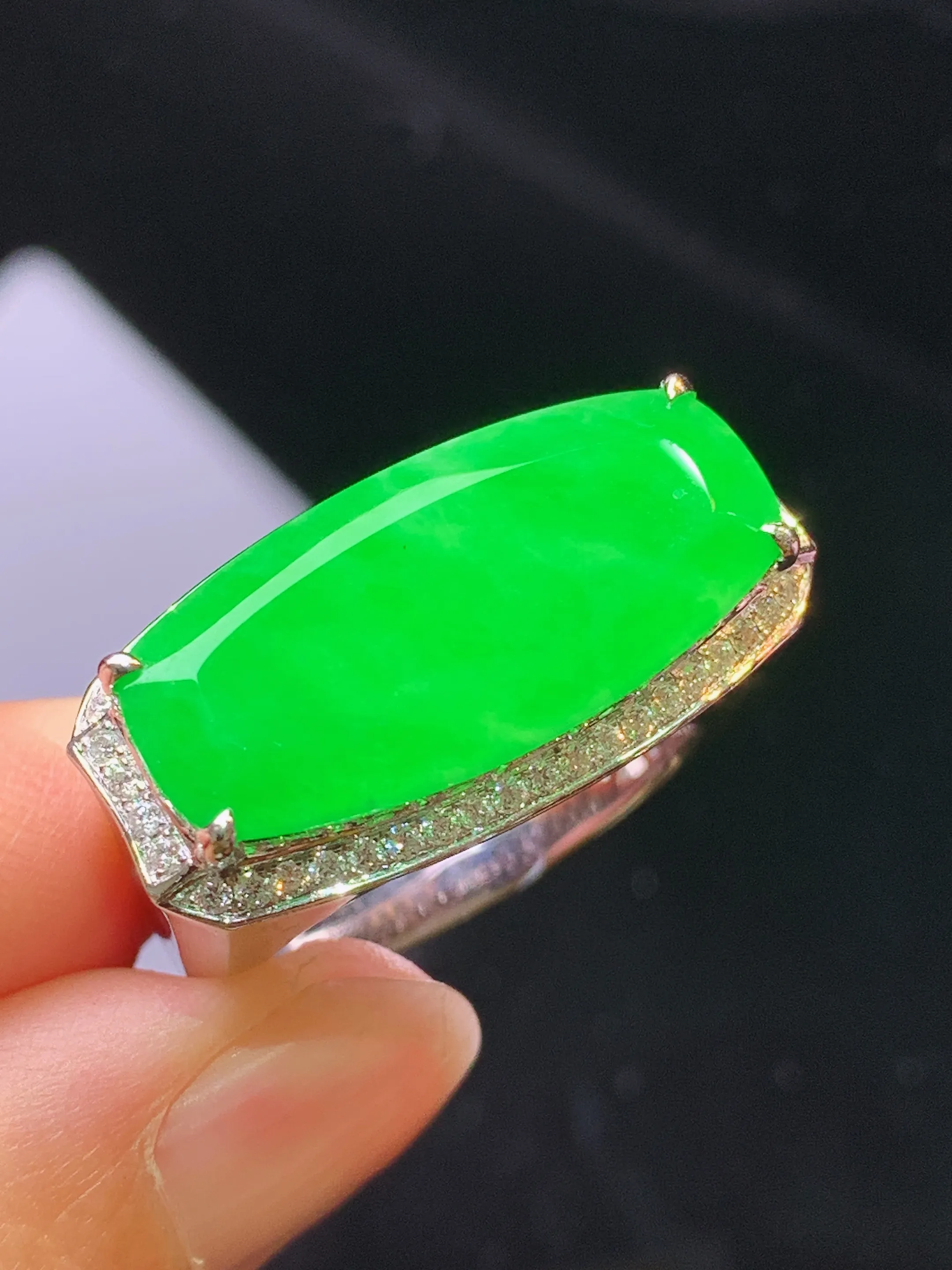 18k金钻镶嵌翠绿马鞍戒指 玉质细腻 色泽清新艳丽 圈口20 裸石尺寸11.2*23.5*2