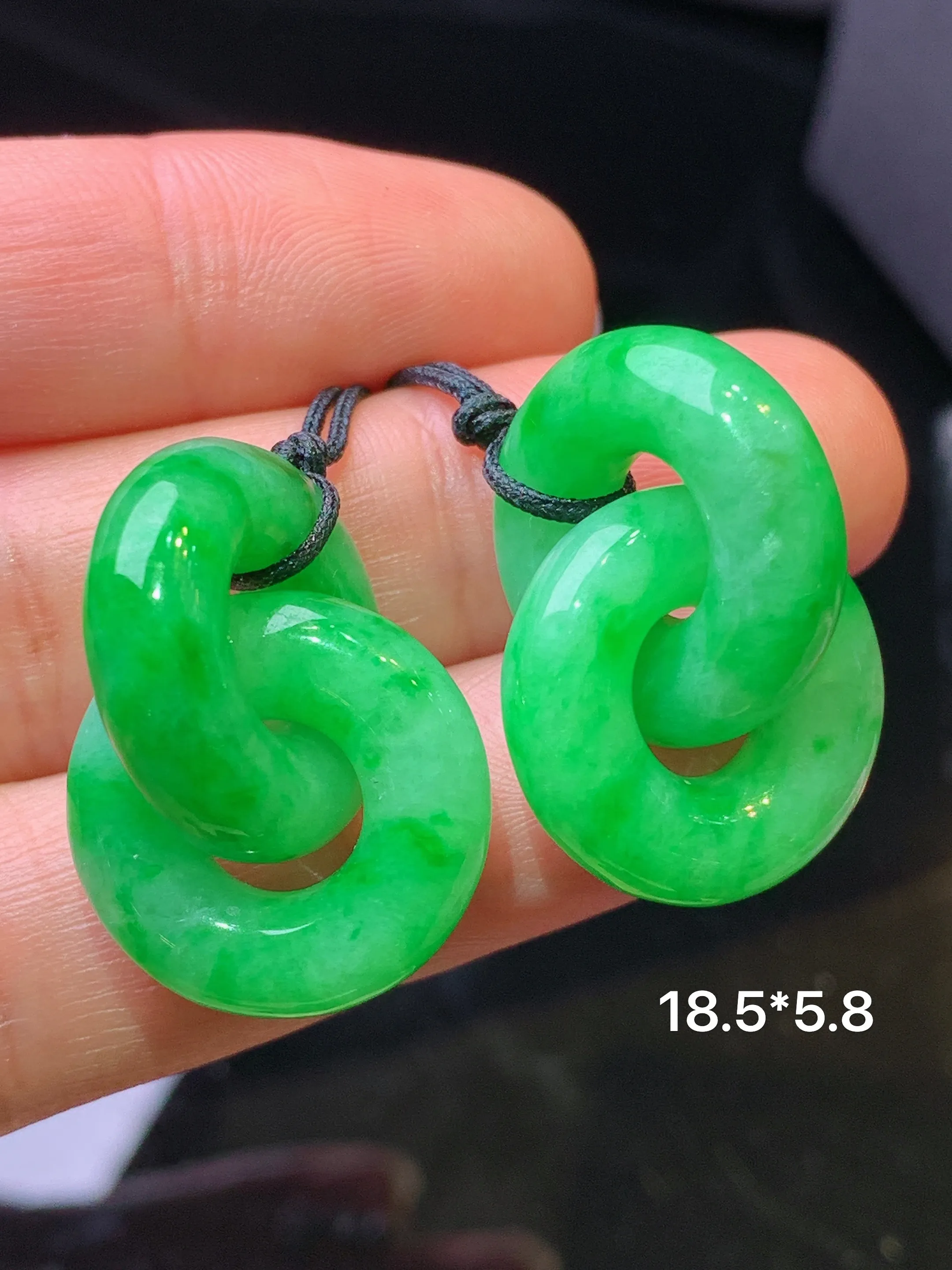 翠绿环环相扣一对 玉质细腻 色泽清新艳丽 整体尺寸18.5*5.8