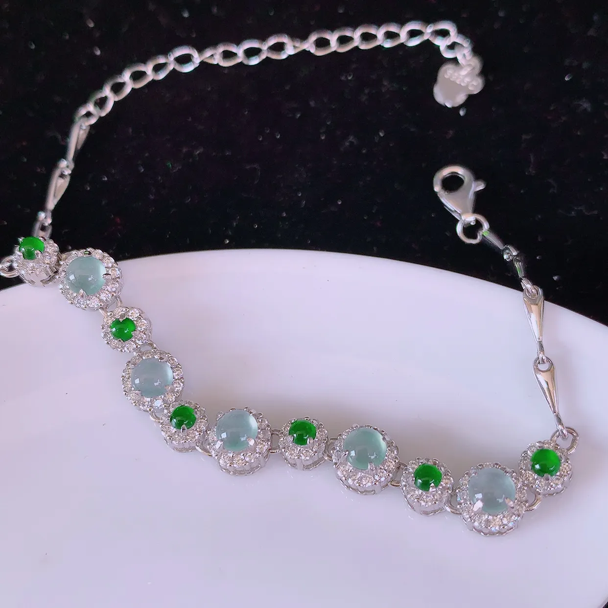 冰透满绿翡翠925银镶嵌手链，自然光实拍，翠色灵动，颜色漂亮，种老水足，品相佳，佩戴佳品！#97.25取一整体6.2*6.2*5.6裸石3.6-3.6