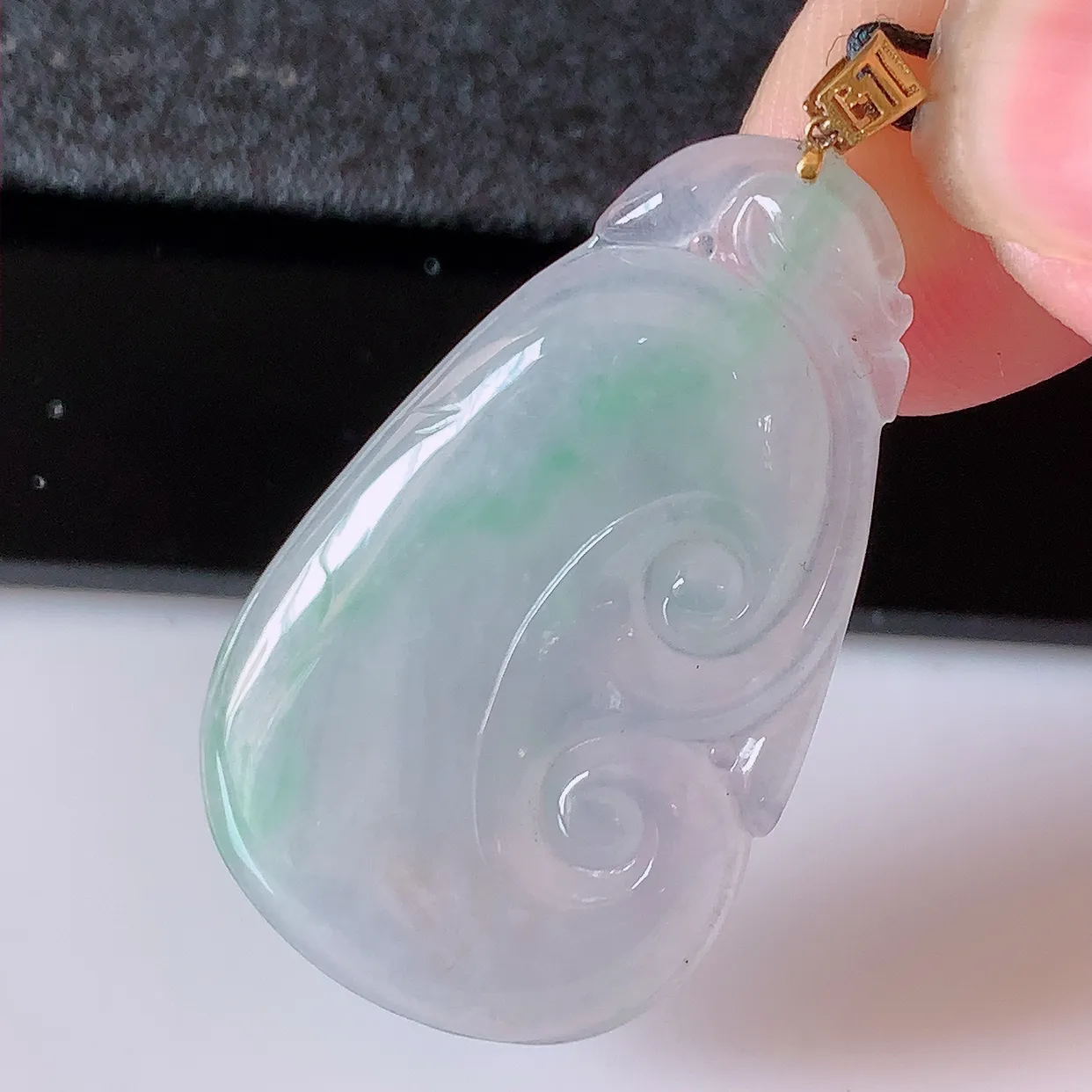 18K金镶嵌冰种飘绿翡翠如意吊坠，简单的镶嵌设计、让玉坠百搭又精致，寓意着吉祥，事事如意！#41.2