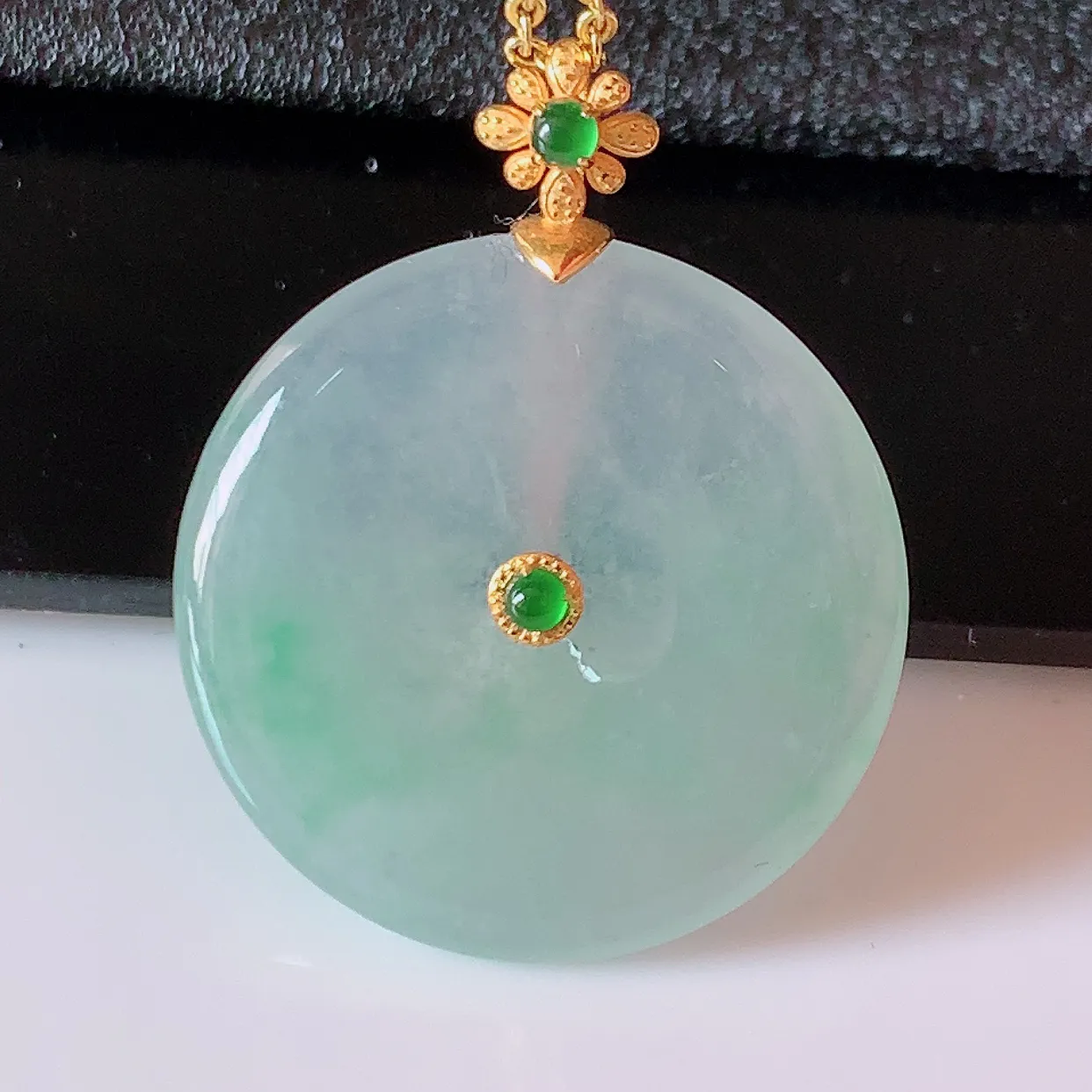 18K金镶嵌冰种飘绿翡翠平安扣吊坠，平安是福；翠色灵动，很美的料子，平安扣佩戴优雅迷人！#41.25