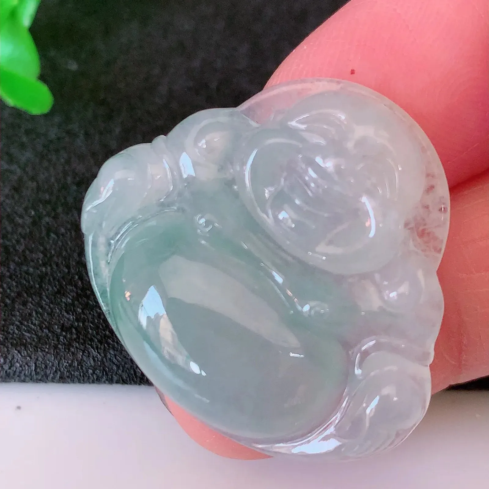 自然光实拍，冰种飘花翡翠佛公吊坠，翠色灵动，佩戴效果时尚出众，尽显气质，玉质细腻，美感十足。#01.25