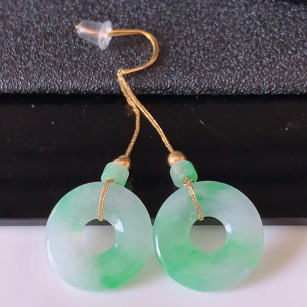 18k金镶嵌冰种飘绿翡翠平安扣耳坠，沁人心脾，耳坠佩戴效果大气出众，尽显气质。种水好，胶感足，颜相当漂亮，高性价比，值得入手品鉴！#41.25整体49裸石16-2.8