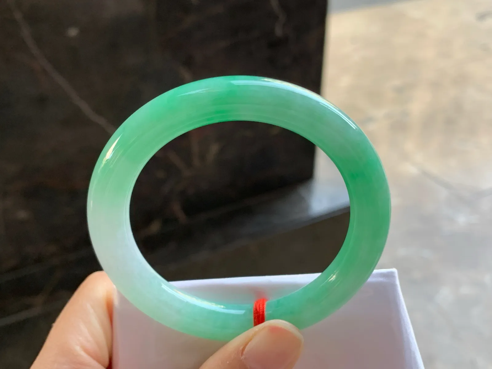 52.5-9.5

绿色圆条手镯^_^色阳 细腻