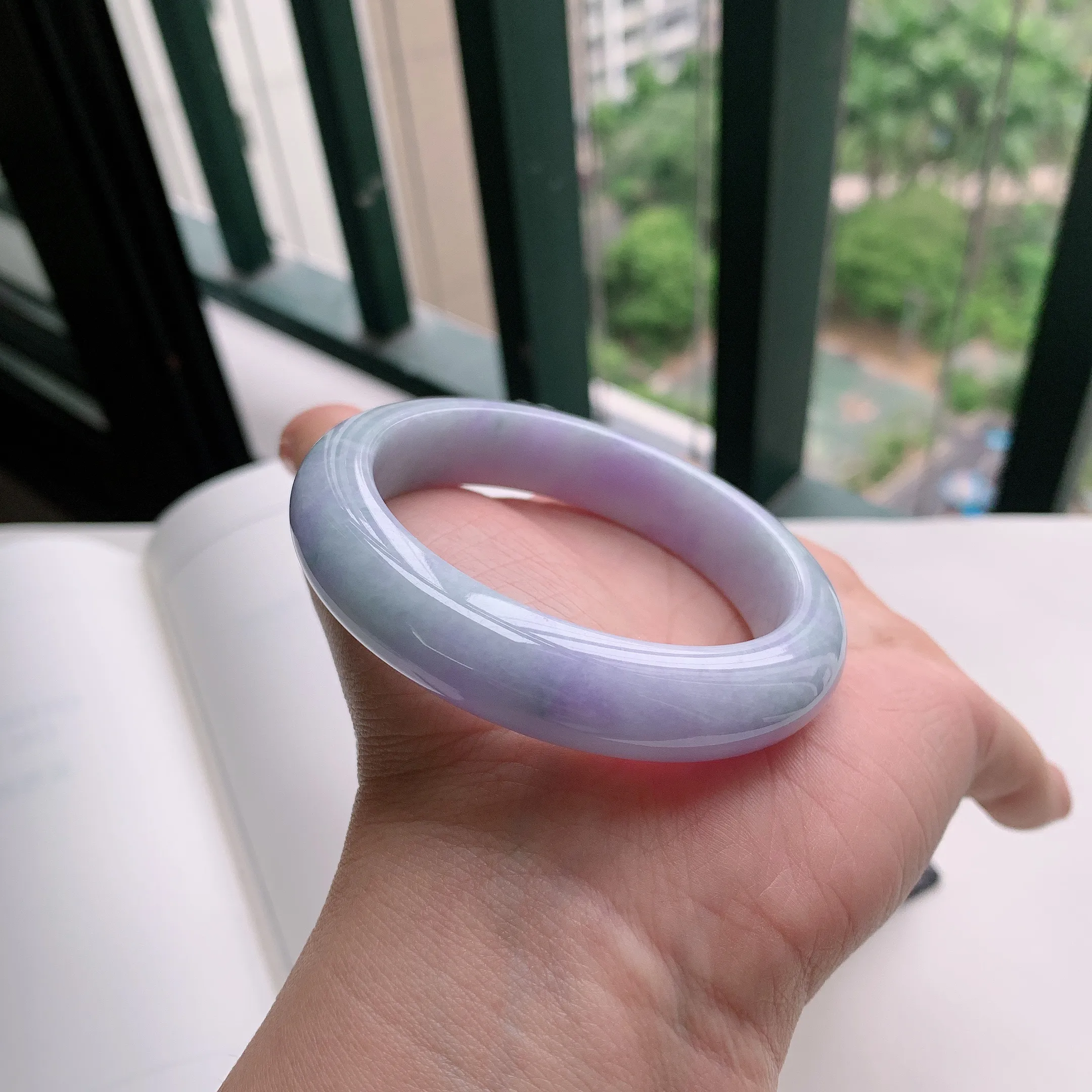 正圈54圈口，天然A货翡翠冰糯种水润飘绿玉手镯，水润秀丽，飘花灵动，种水十足，视觉甜美可人，恰到好处的美，十分高雅耐看，条形优美，上手优雅大方。59.31