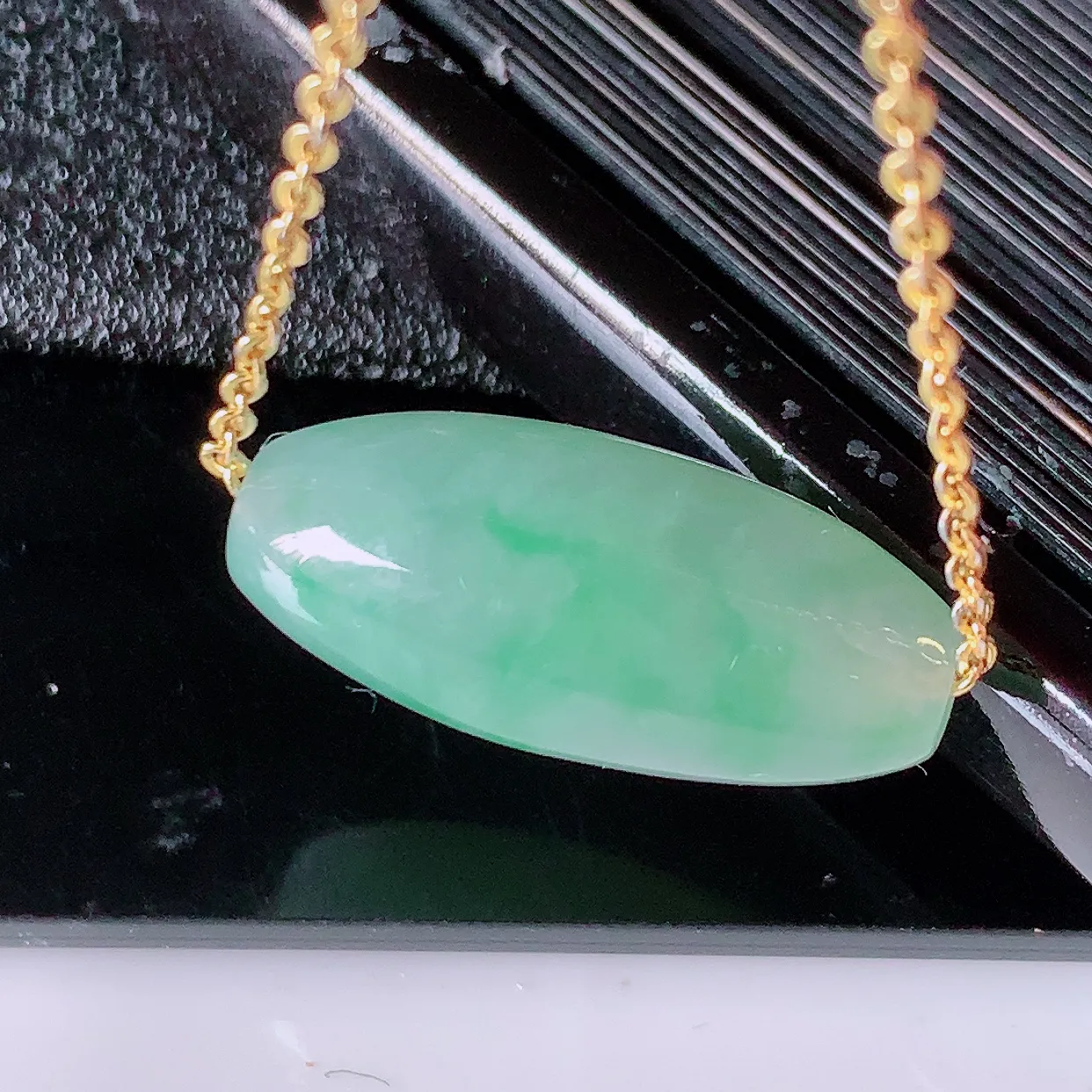 自然光实拍，冰润飘绿翡翠路路通吊坠，寓意好运连连，路路畅通，经典款式，财运滚滚，路路通，佩戴效果更好