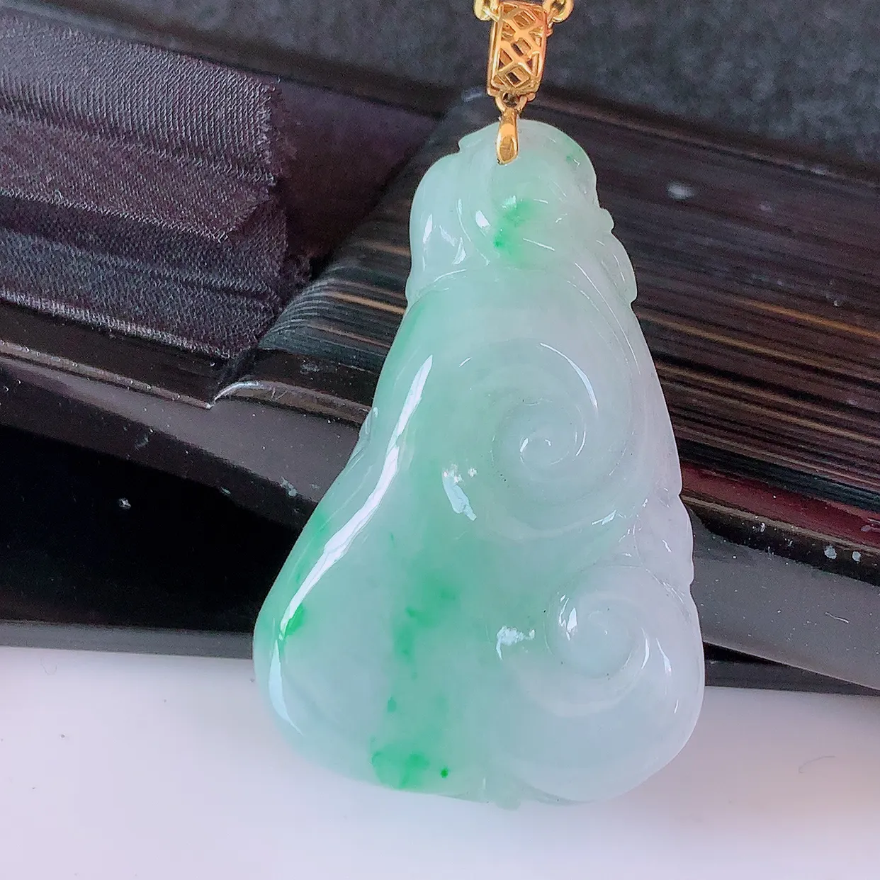 18K金镶嵌冰润飘绿翡翠如意吊坠，简单的镶嵌设计、让玉坠百搭又精致，寓意着吉祥，事事如意！#1.25