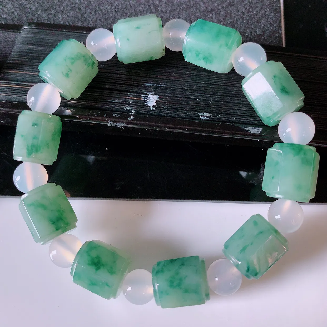 自然光实拍，冰润飘花翡翠手链，路路通翡翠手串，花式飘逸，佩戴效果大方时尚，圆珠为装饰珠！#89.25取一尺寸12.6*10.6