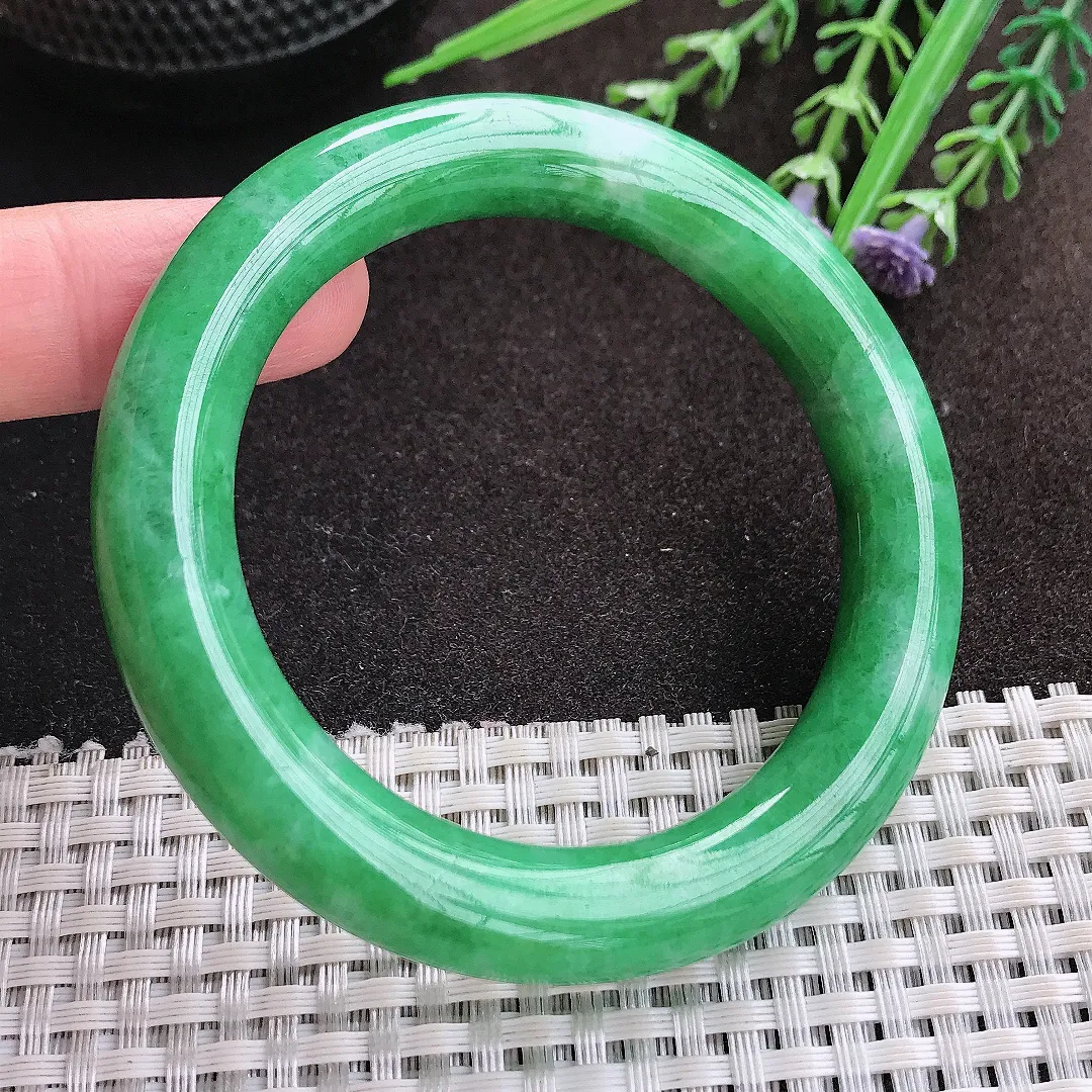实拍A货翡翠54/10.8/10.4老坑精美满绿辣阳绿圆条手镯翡翠玉镯子平安镯
