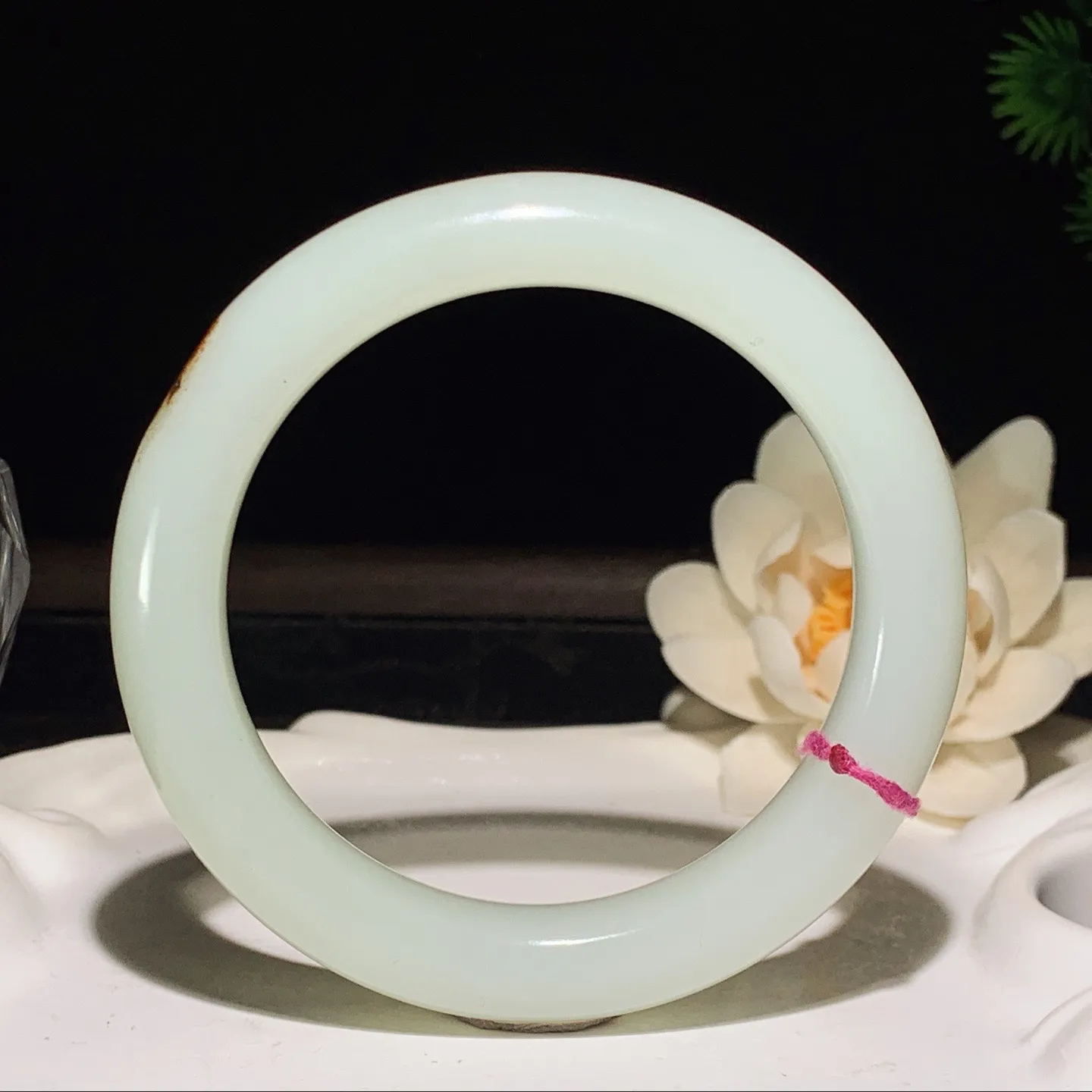 58圈口 新疆和田玉白玉手镯 58圈口条宽12厚10重66.5克。玉质细腻油润。手推出油。佩戴高端典雅。lt260129