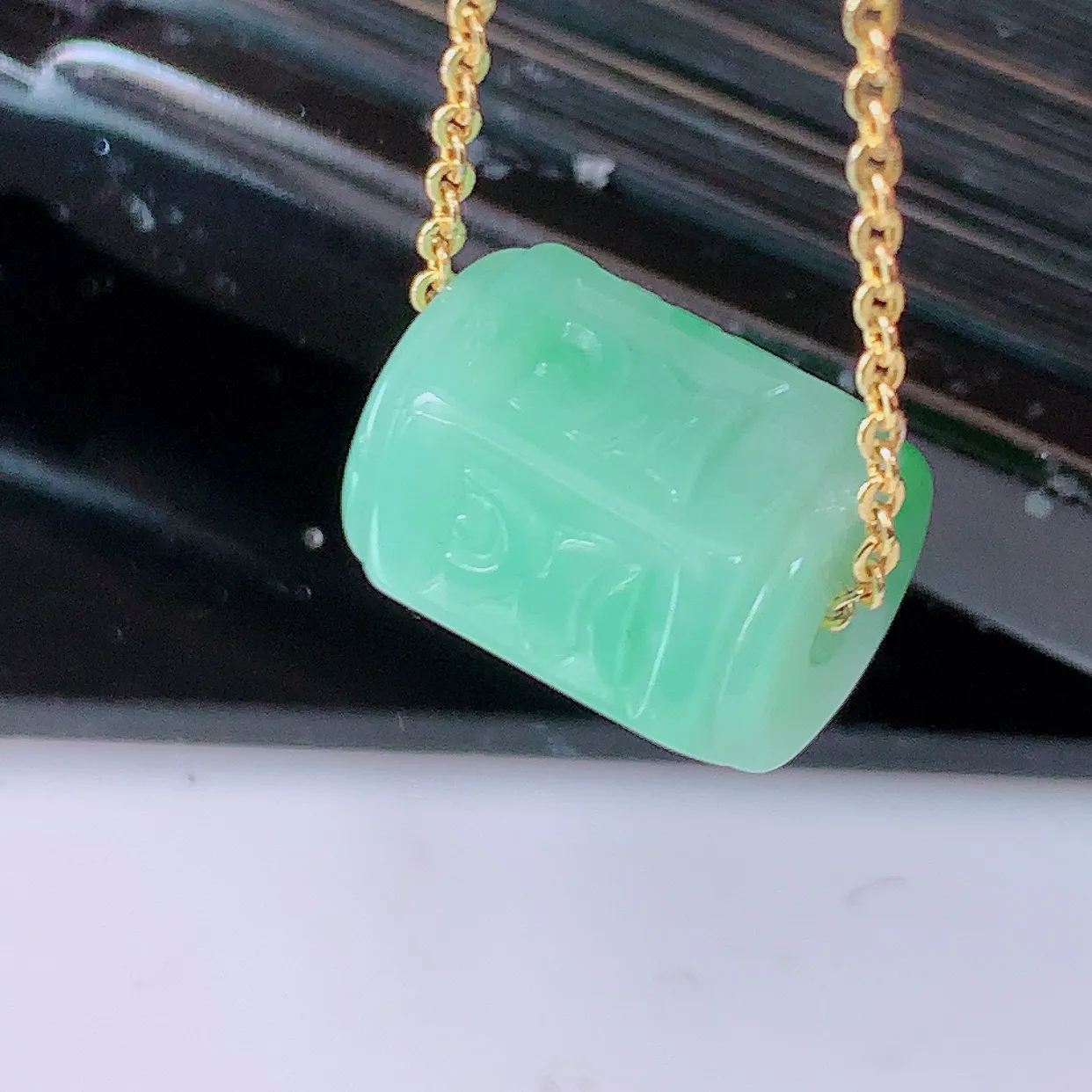 自然光实拍，冰润飘绿翡翠路路通吊坠，寓意好运连连，路路畅通，经典款式，财运滚滚，路路通，佩戴效果更好！配银链子#57.25