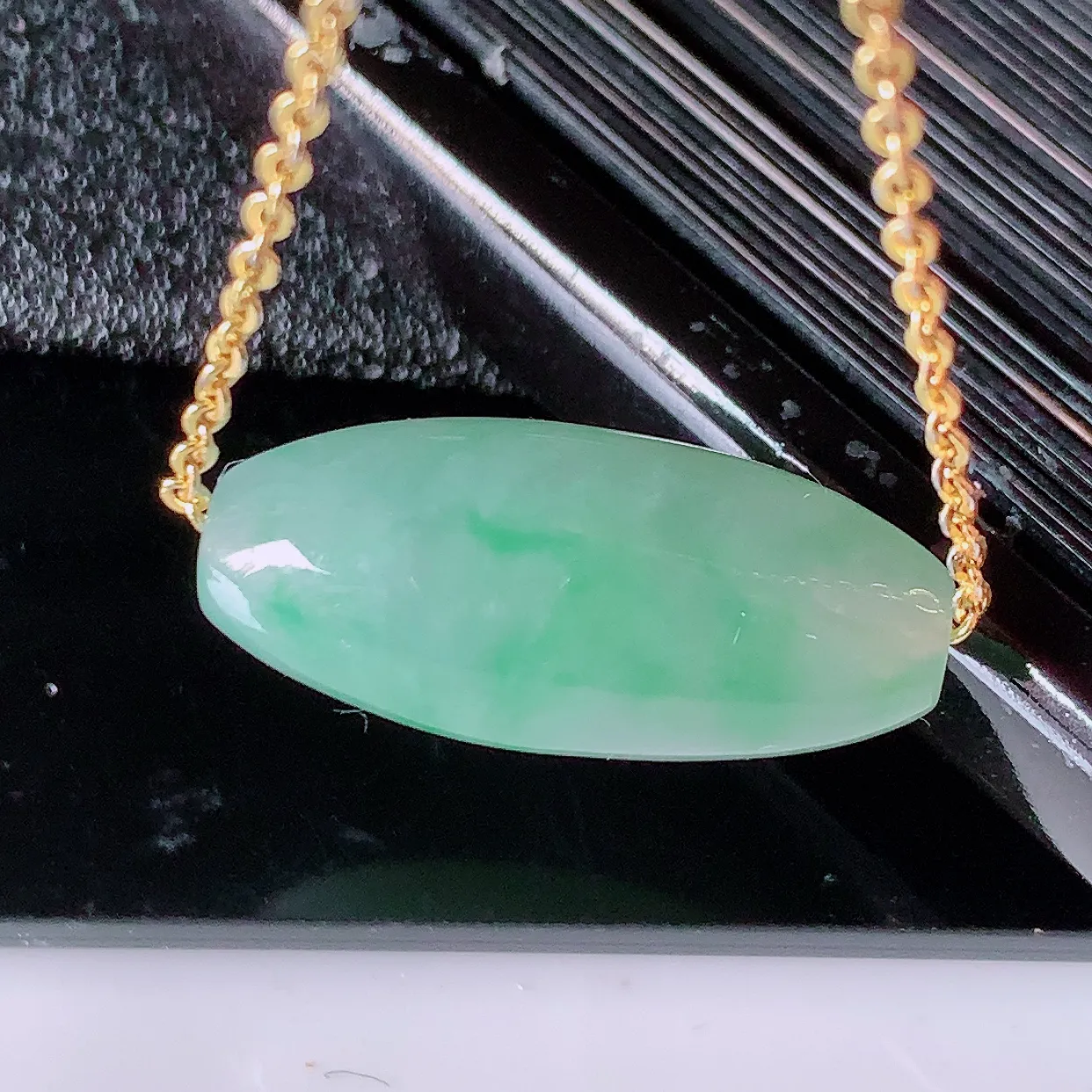 自然光实拍，冰润飘绿翡翠路路通吊坠，寓意好运连连，路路畅通，经典款式，财运滚滚，路路通，佩戴效果更好！配图银链子#94.25