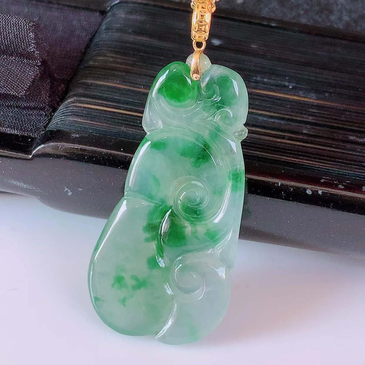 18K金镶嵌冰种飘绿翡翠如意吊坠，简单的镶嵌设计、让玉坠百搭又精致，寓意着吉祥，事事如意！#1.25