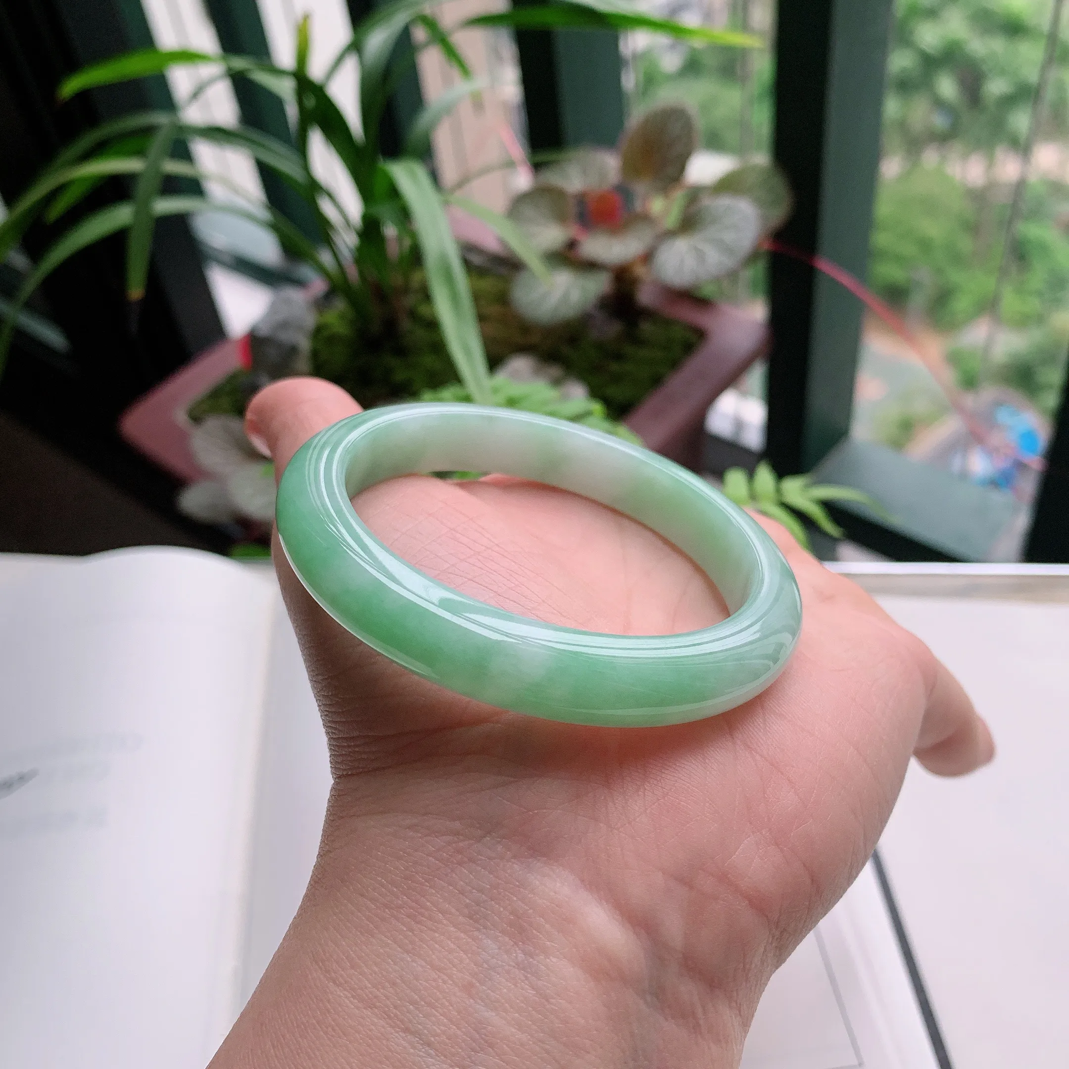 正圈54圈口，天然A货翡翠冰糯种水润飘绿玉手镯，水润秀丽，飘花灵动，种水十足，视觉甜美可人，恰到好处的美，十分高雅耐看，条形优美，上手优雅大方。43.74