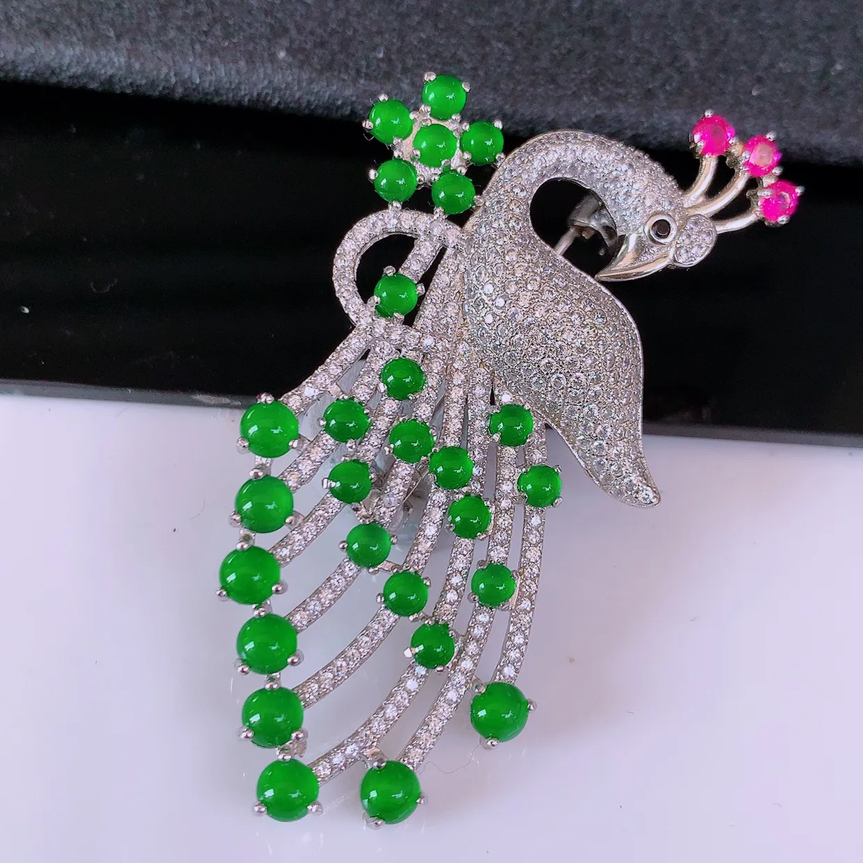 冰透满绿翡翠925银镶嵌胸针，自然光实拍，翠色灵动，颜色漂亮，种老水足，品相佳，佩戴佳品！#97.25整体48.5*29*11裸3.8*3.8