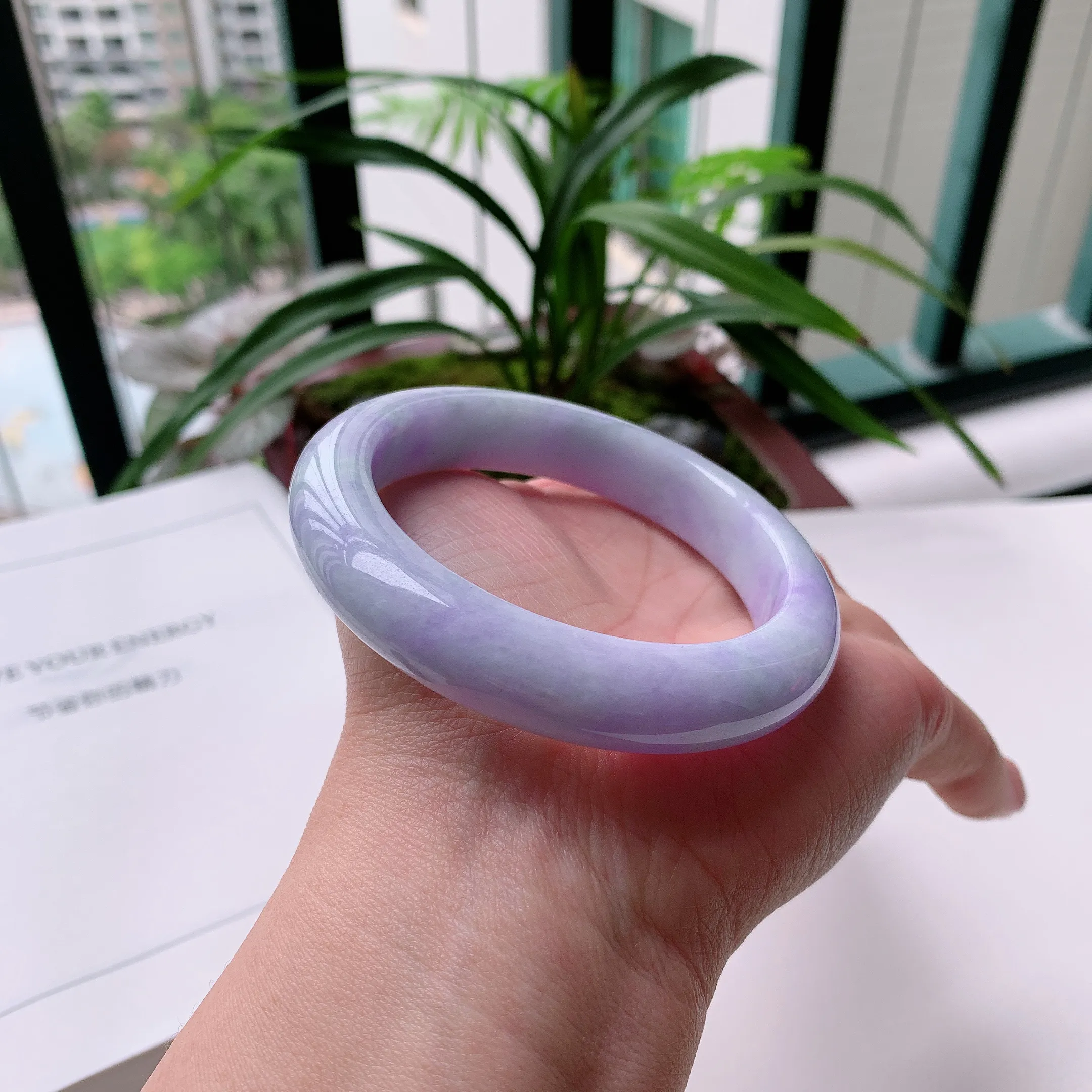 正圈58圈口，天然A货翡翠冰糯种水润飘绿玉手镯，水润秀丽，飘花灵动，种水十足，视觉甜美可人，恰到好处的美，十分高雅耐看，条形优美，上手优雅大方。70.91