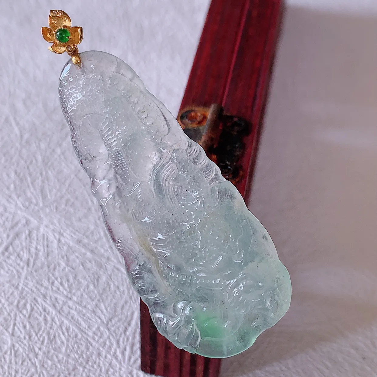 自然光实拍，18K金镶嵌冰种飘绿翡翠龙牌吊坠，龙行天下，雕工立体精湛，翡翠龙牌，种老水足，配戴霸气时尚，值得收藏!#1.25整体56裸石48.8*21*7.5