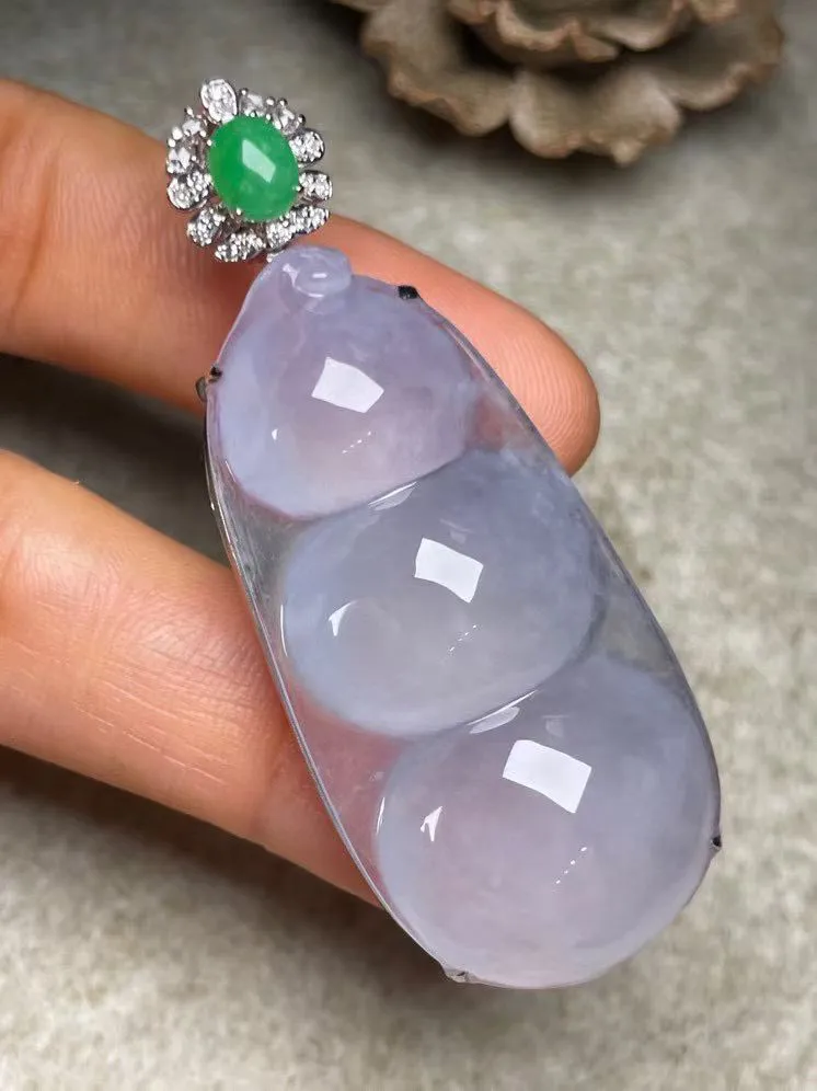 冰种福豆吊坠、真金真钻镶嵌，种水好，玉质细腻 .裸石尺寸 46.3*22.5‘