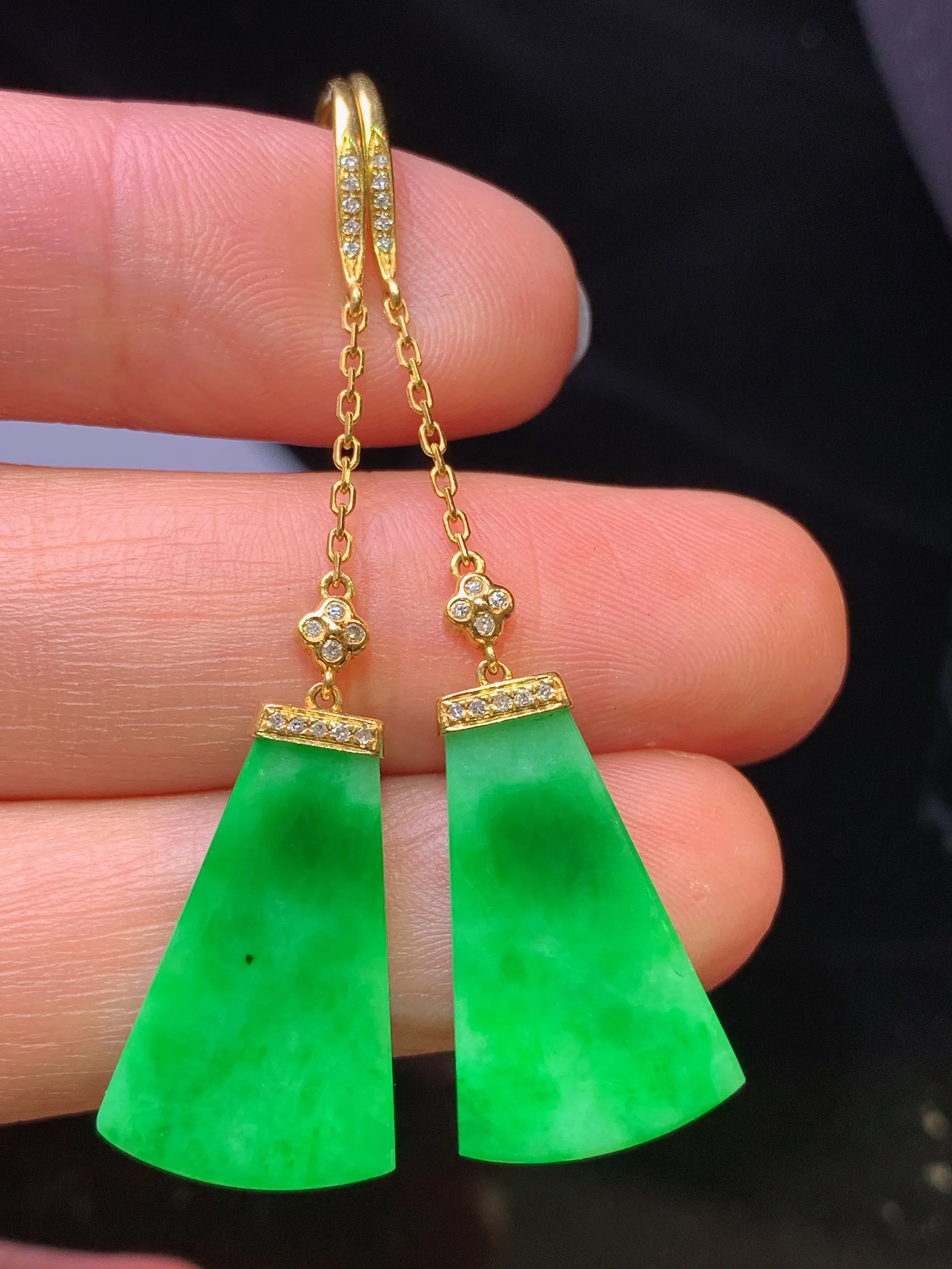 18k金钻镶嵌翠绿无事牌耳坠 玉质细腻 色泽清新艳丽 整体尺寸52.3*12.6*2.8