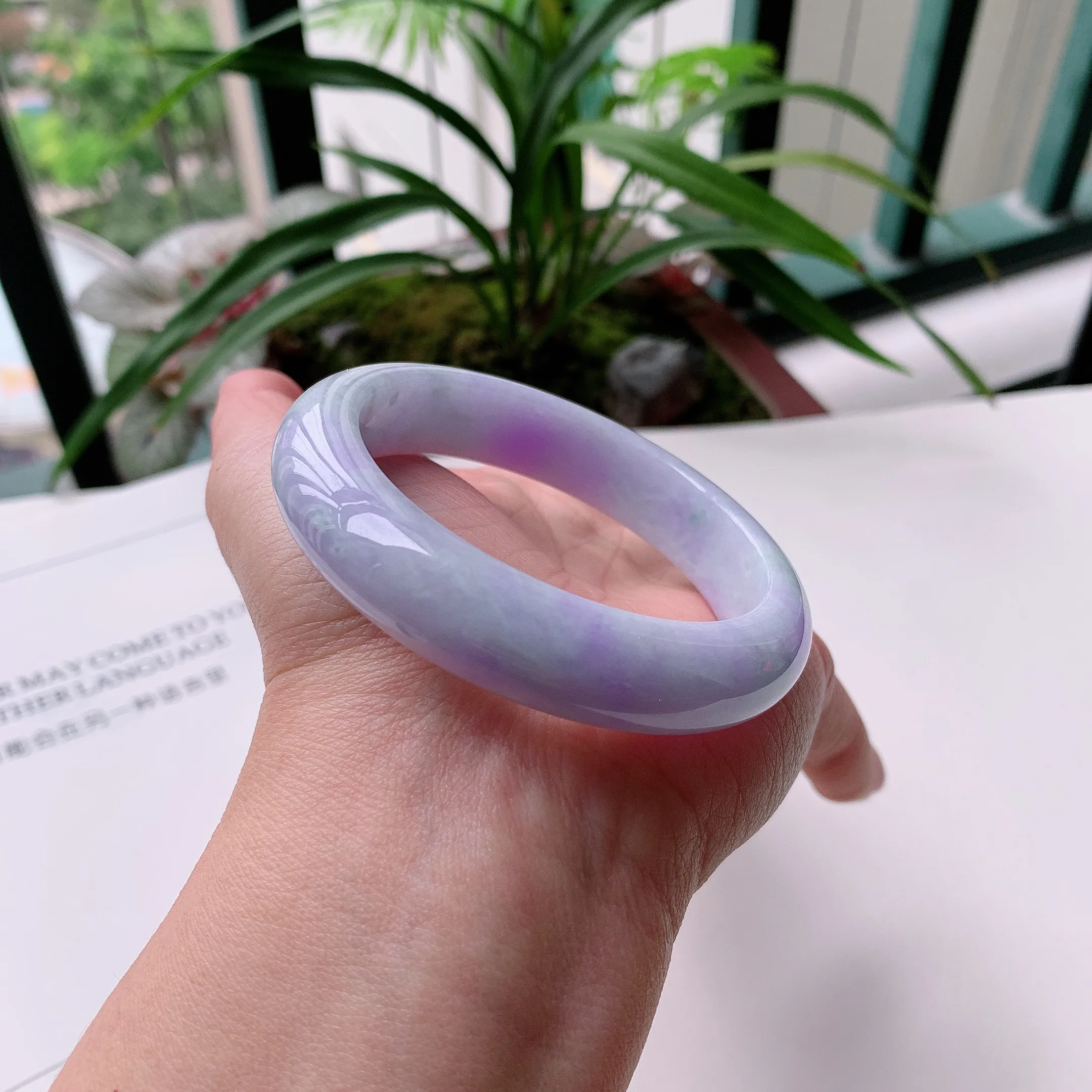 正圈55圈口，天然A货翡翠冰糯种水润紫罗兰手镯，水润秀丽，种水十足，视觉甜美可人，恰到好处的美，十分高雅耐看，条形优美，上手优雅大方。60.57