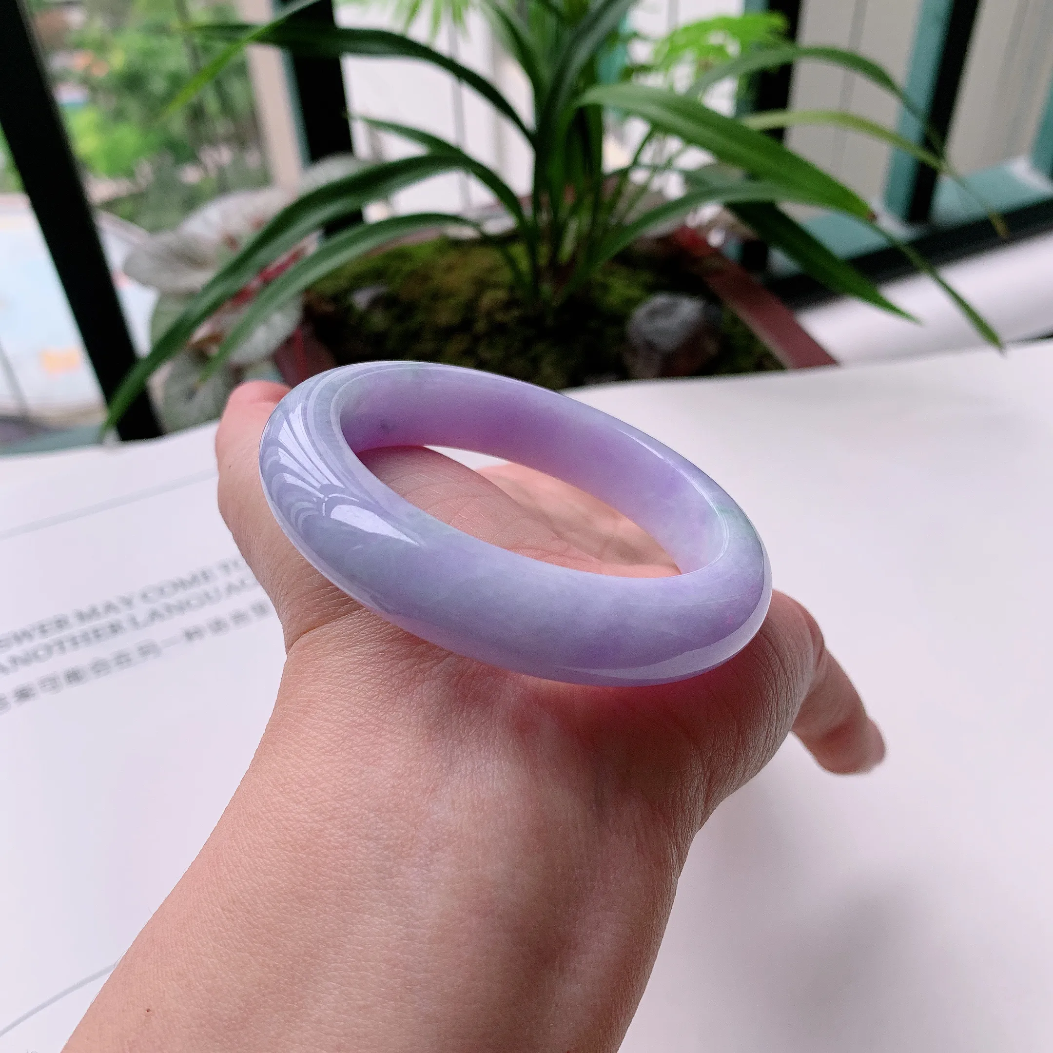 正圈52圈口，天然A货翡翠冰糯种水润紫罗兰手镯，水润秀丽，种水十足，视觉甜美可人，恰到好处的美，十分高雅耐看，条形优美，上手优雅大方。57.65