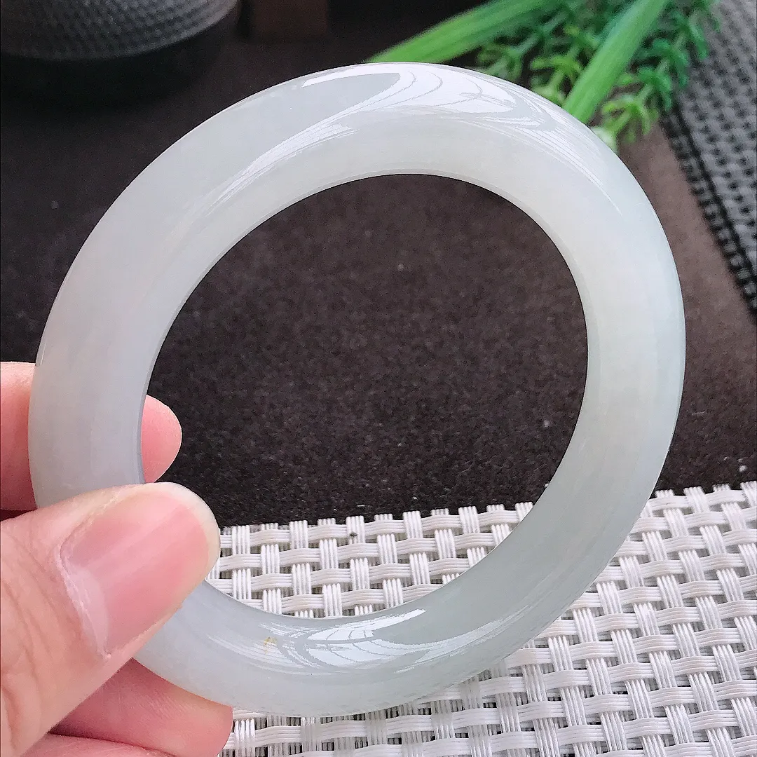 实拍A货翡翠56.5/11.7老坑冰纯起胶月光白胖圆条手镯翡翠玉镯子平安镯